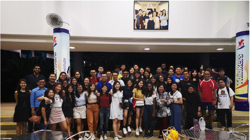 A group photo of MI alumni students