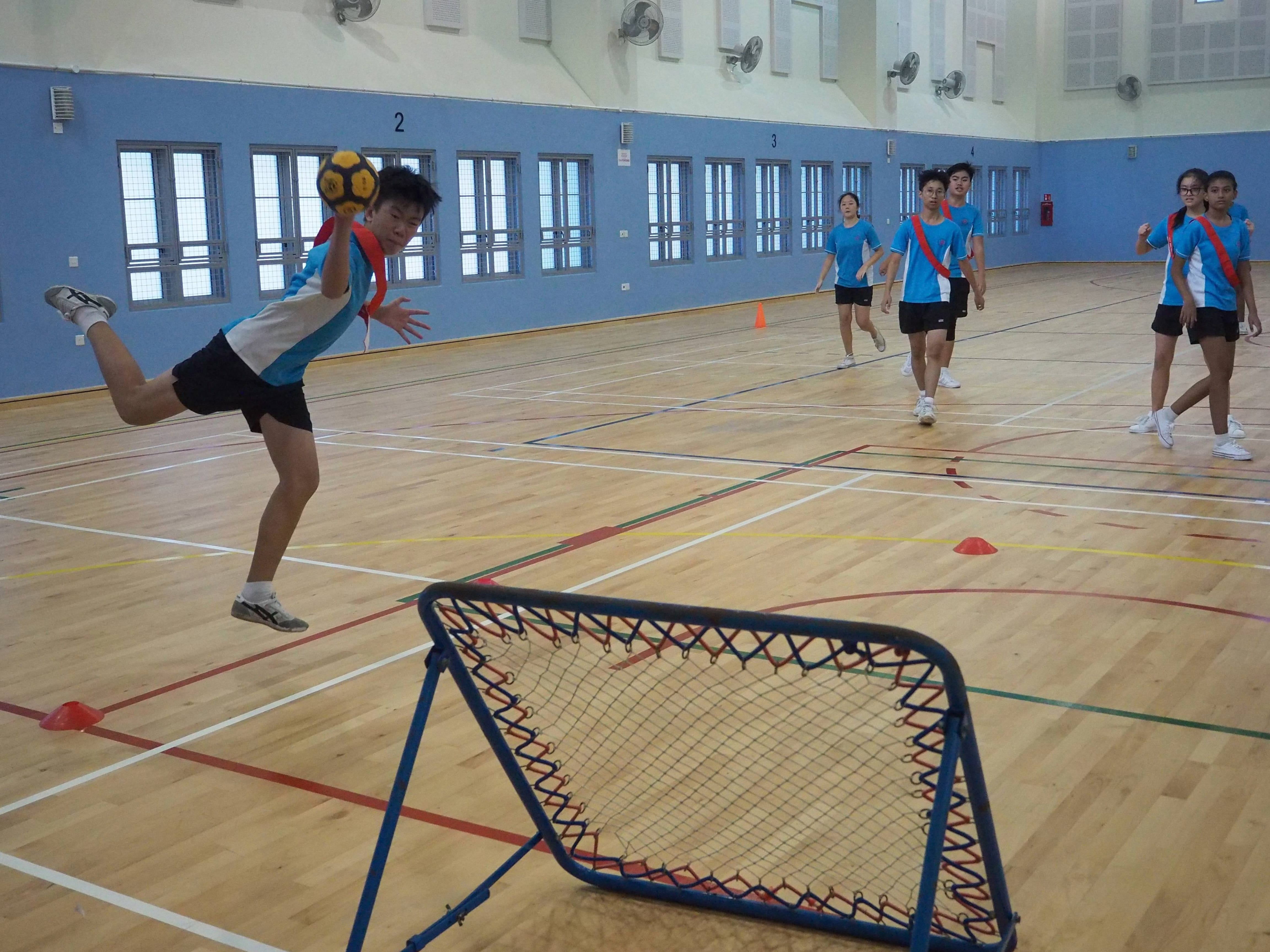 Students playing tchoukball in the ISH.