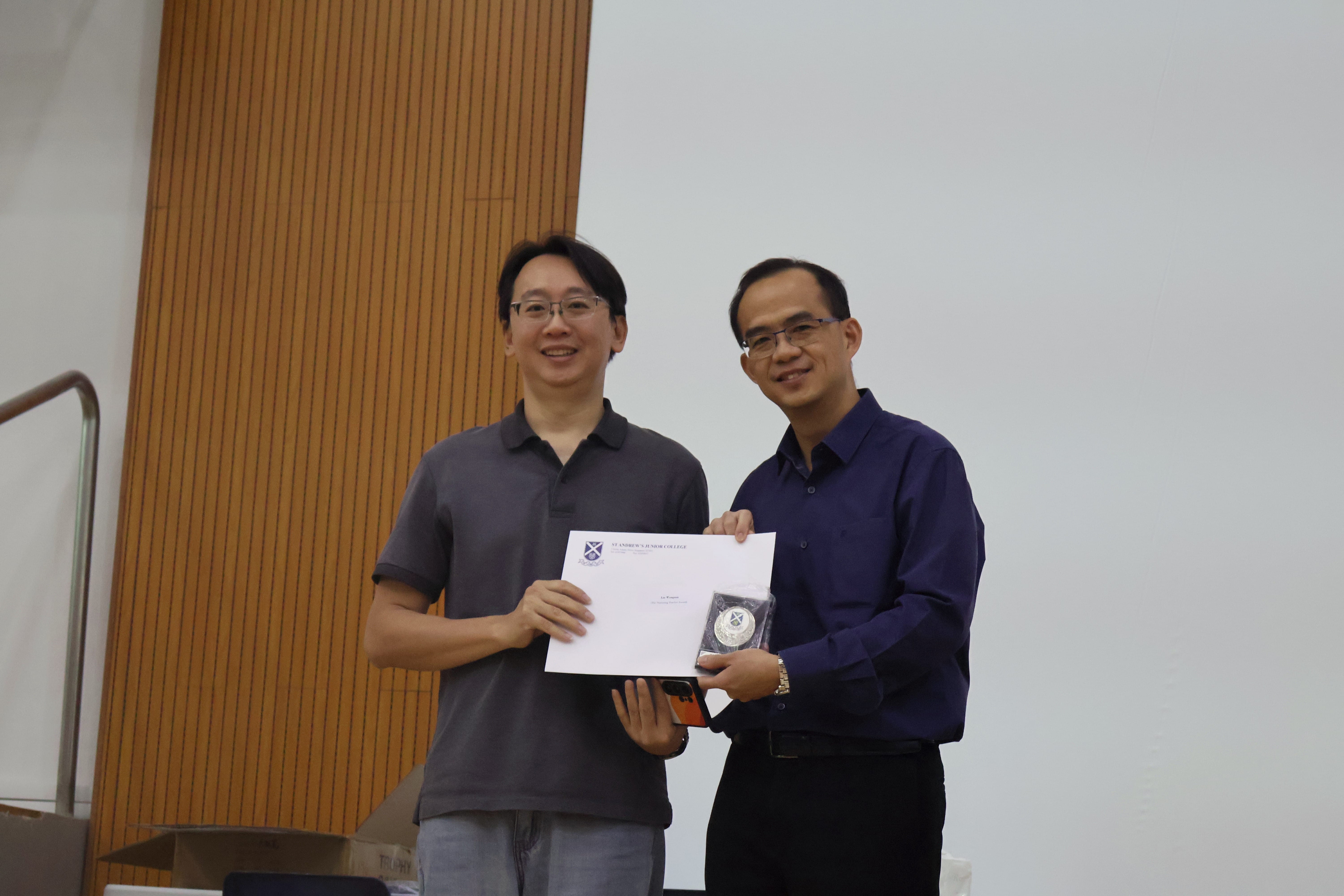 Mr Lin Wenquan receiving his award from Principal of SAJC, Mr Tham Kine Thong