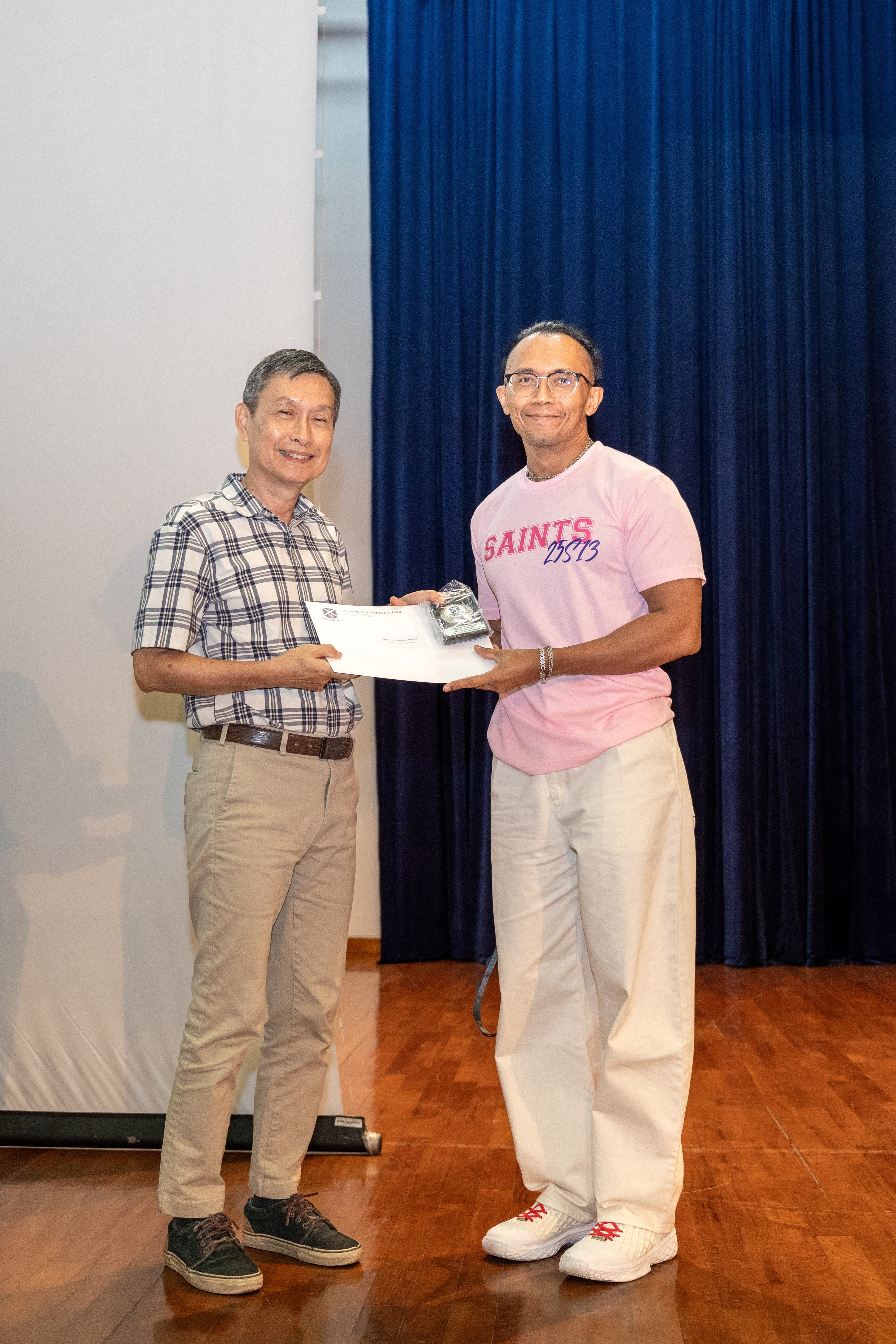 Mr Azlan receiving his award from Deputy Principal of SAJC, Mr Ang Kheng San Cecil