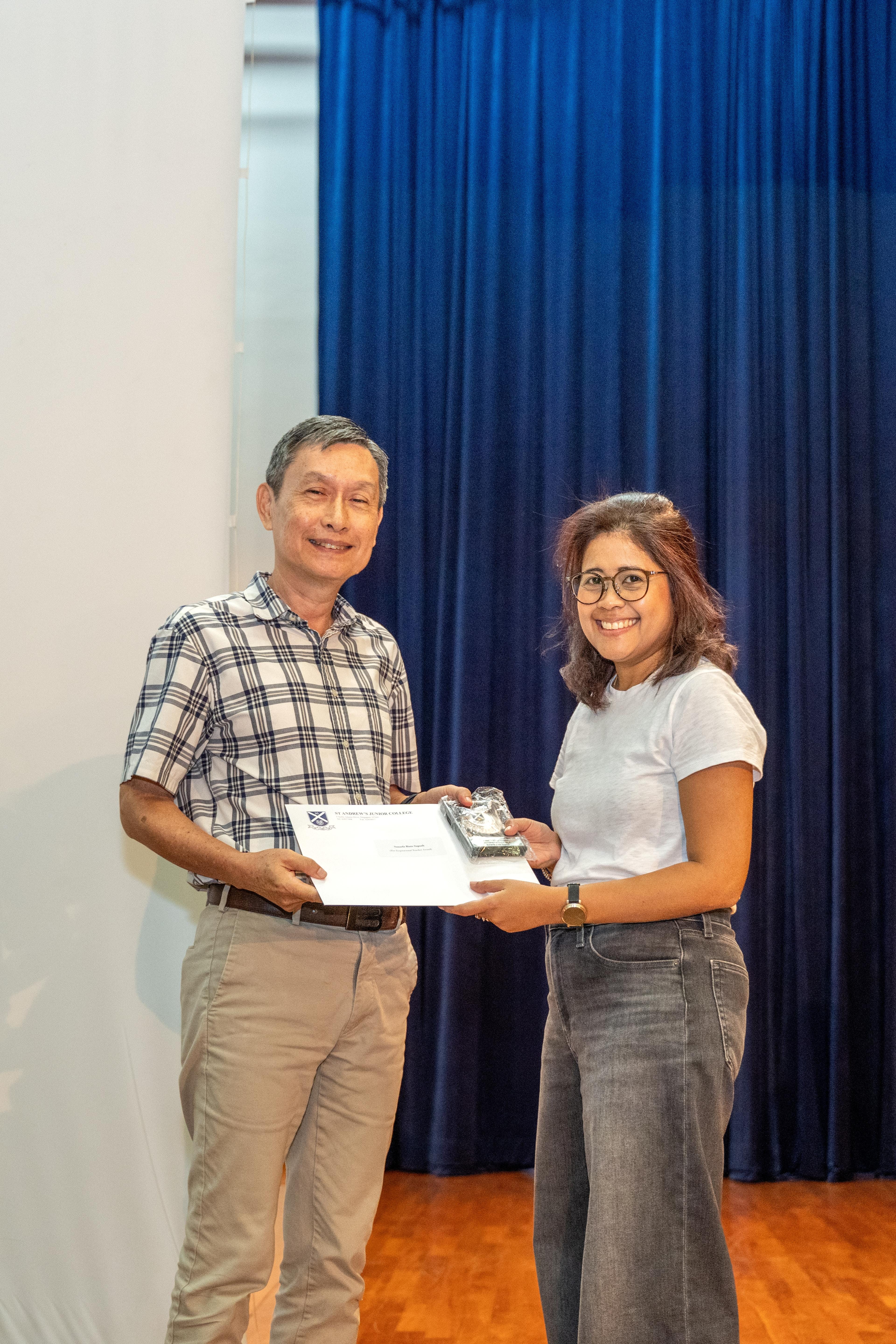 Ms Sunarfa Binte Supaah receiving her award from Principal of SAJC, Mr Tham Kine Thong