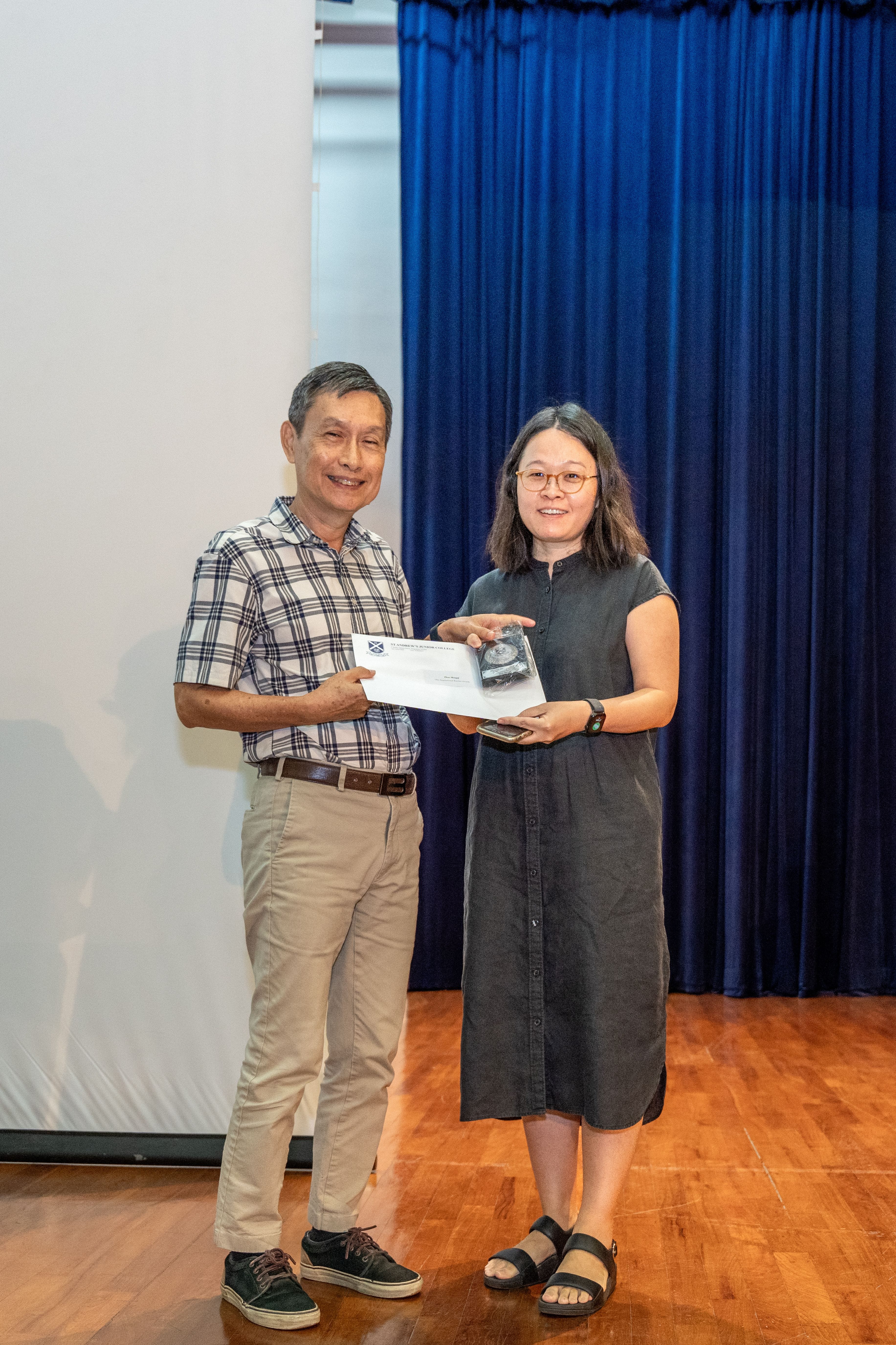 Mdm Zhao Mengqi receiving her award from Deputy Principal of SAJC, Mr Ang Kheng San Cecil