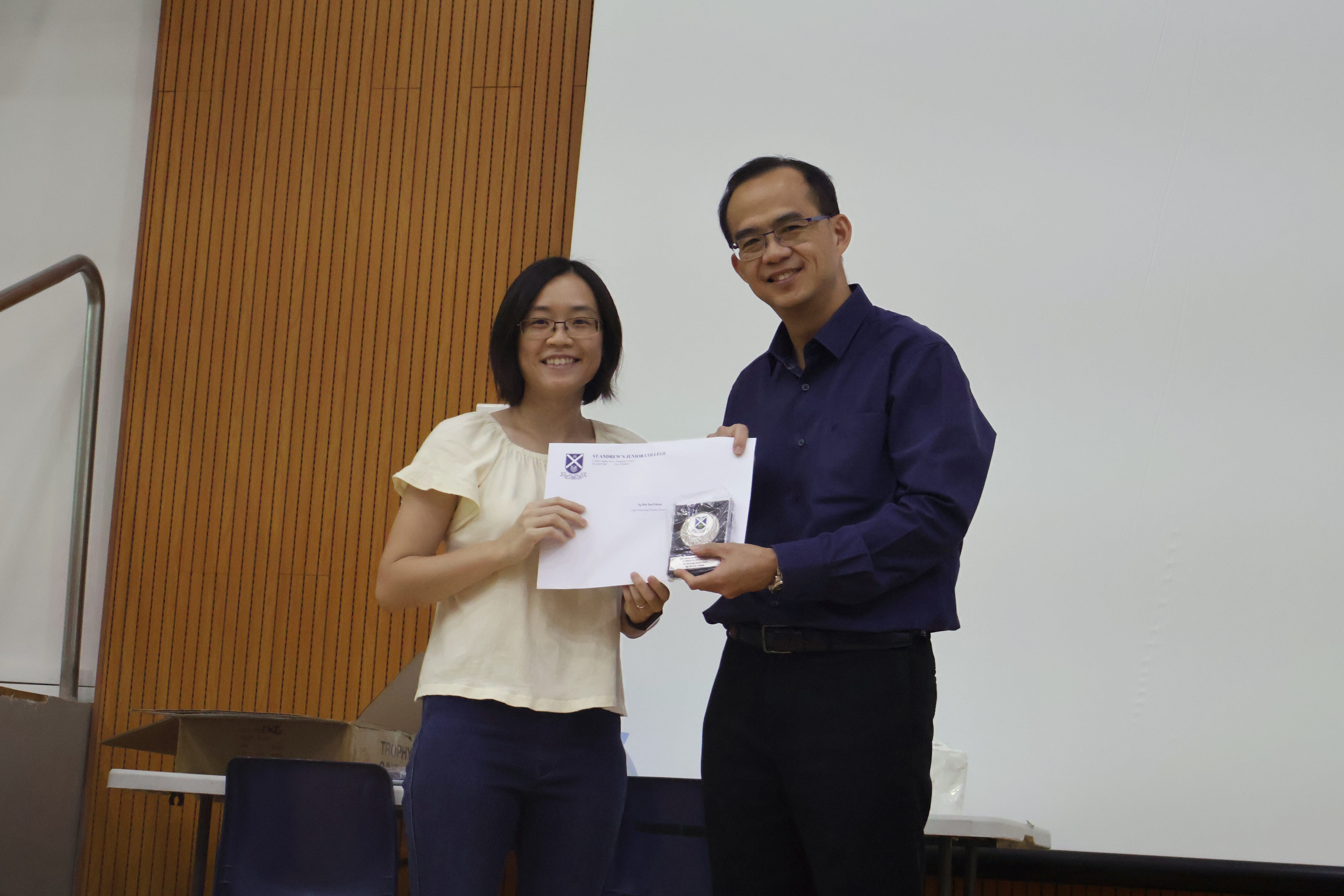 Ms Ng Hui Lin Felicia receiving her award from Principal of SAJC, Mr Tham Kine Thong