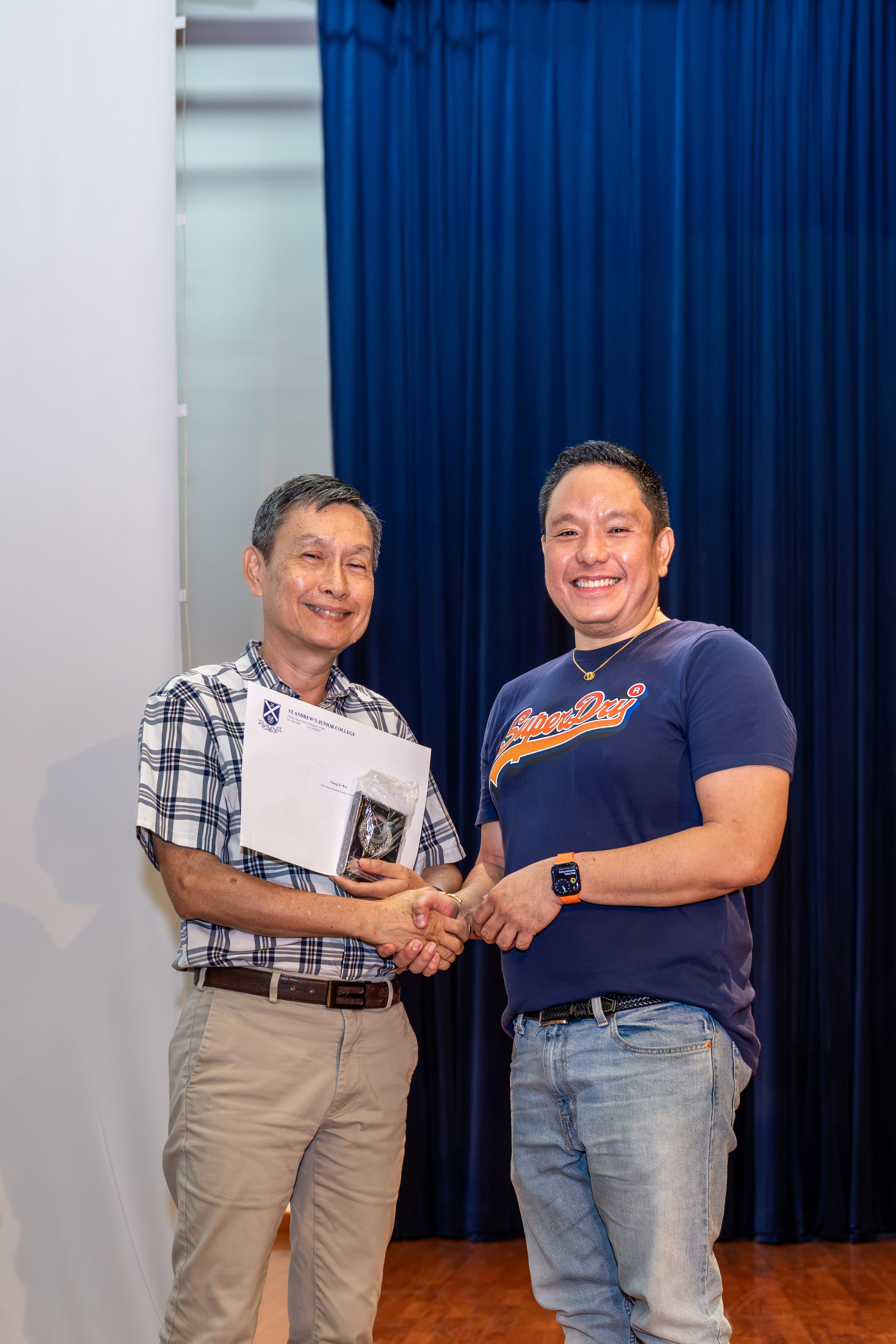 Mr Chong Te Wei receiving his award from Principal of SAJC, Mr Tham Kine Thong
