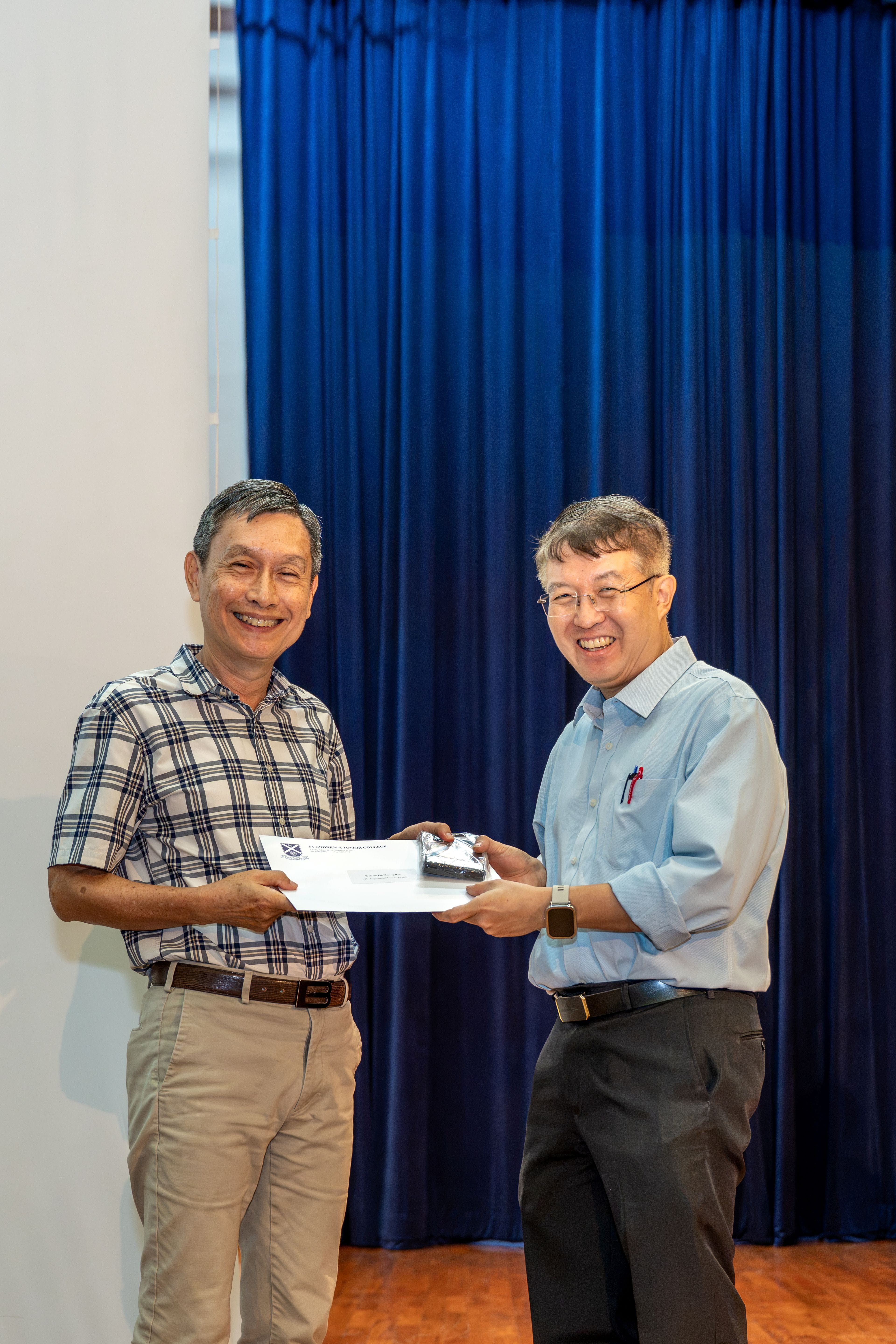 Mr William Lee receiving his award from Deputy Principal of SAJC, Mr Ang Kheng San Cecil