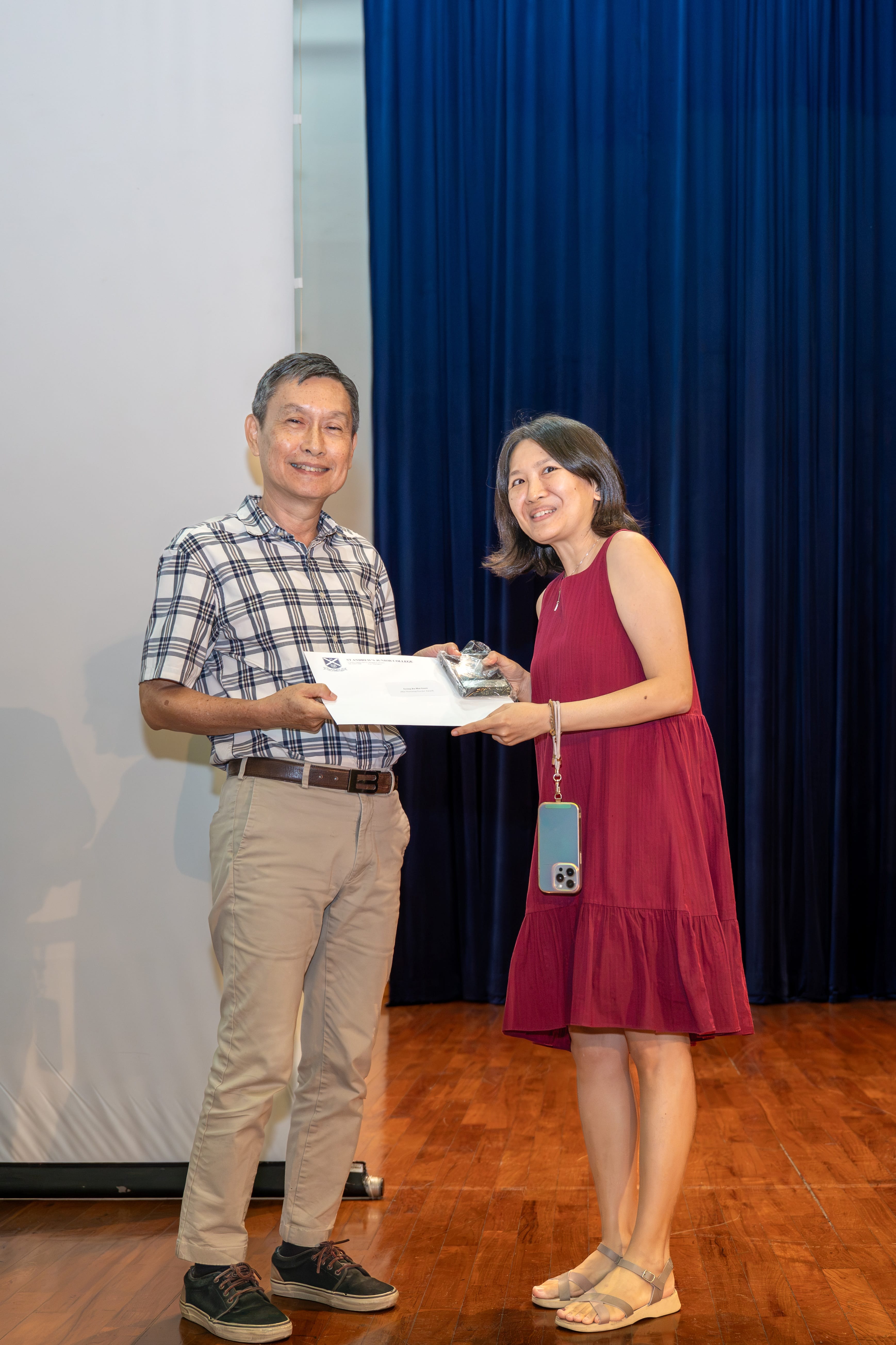 Ms Grace Leong receiving her award from Deputy Principal of SAJC, Mr Ang Kheng San Cecil