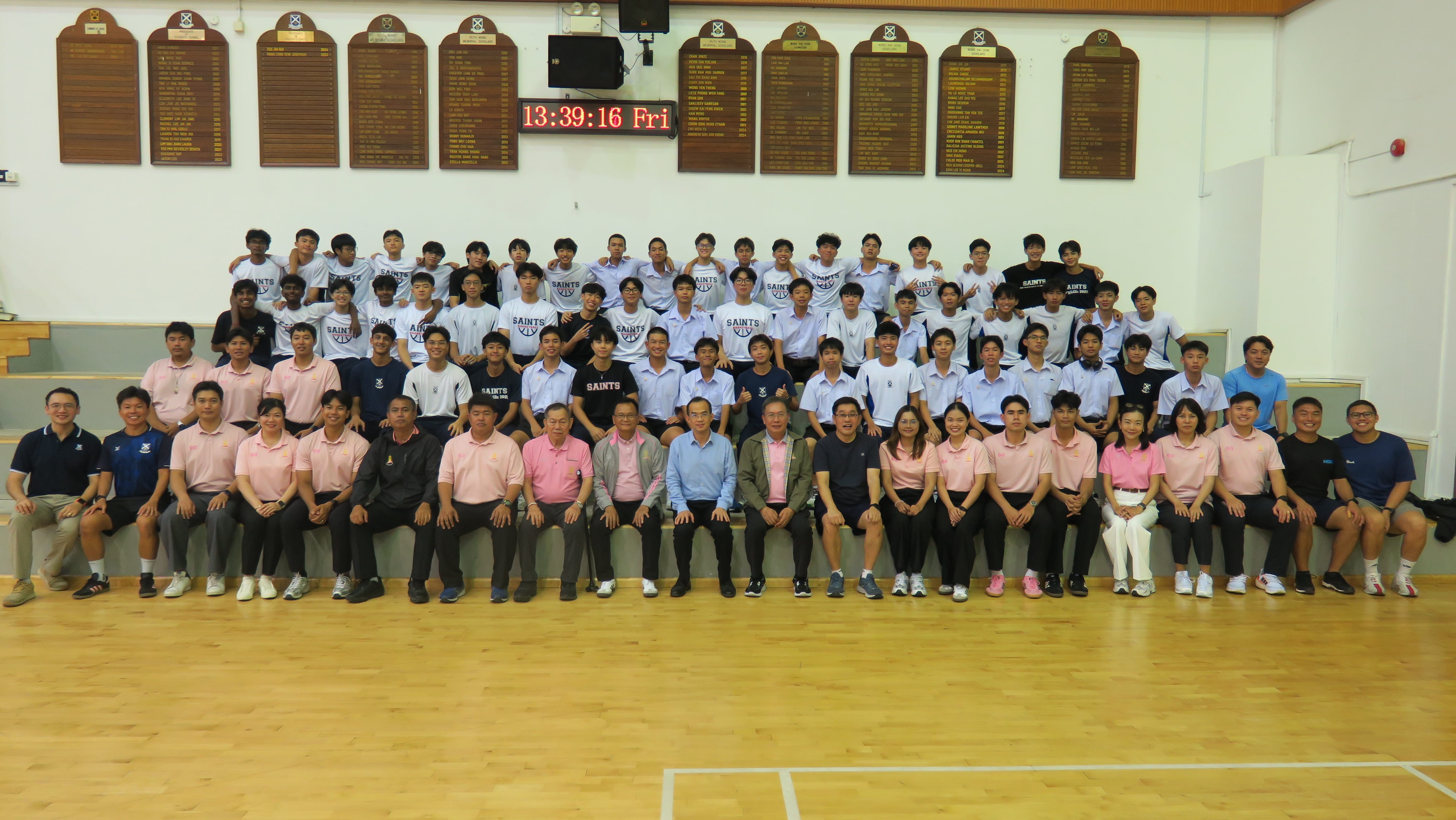 A group shot comprising participating students from staff from Triam Udom Suksa School (Thailand) in the College's Hall.