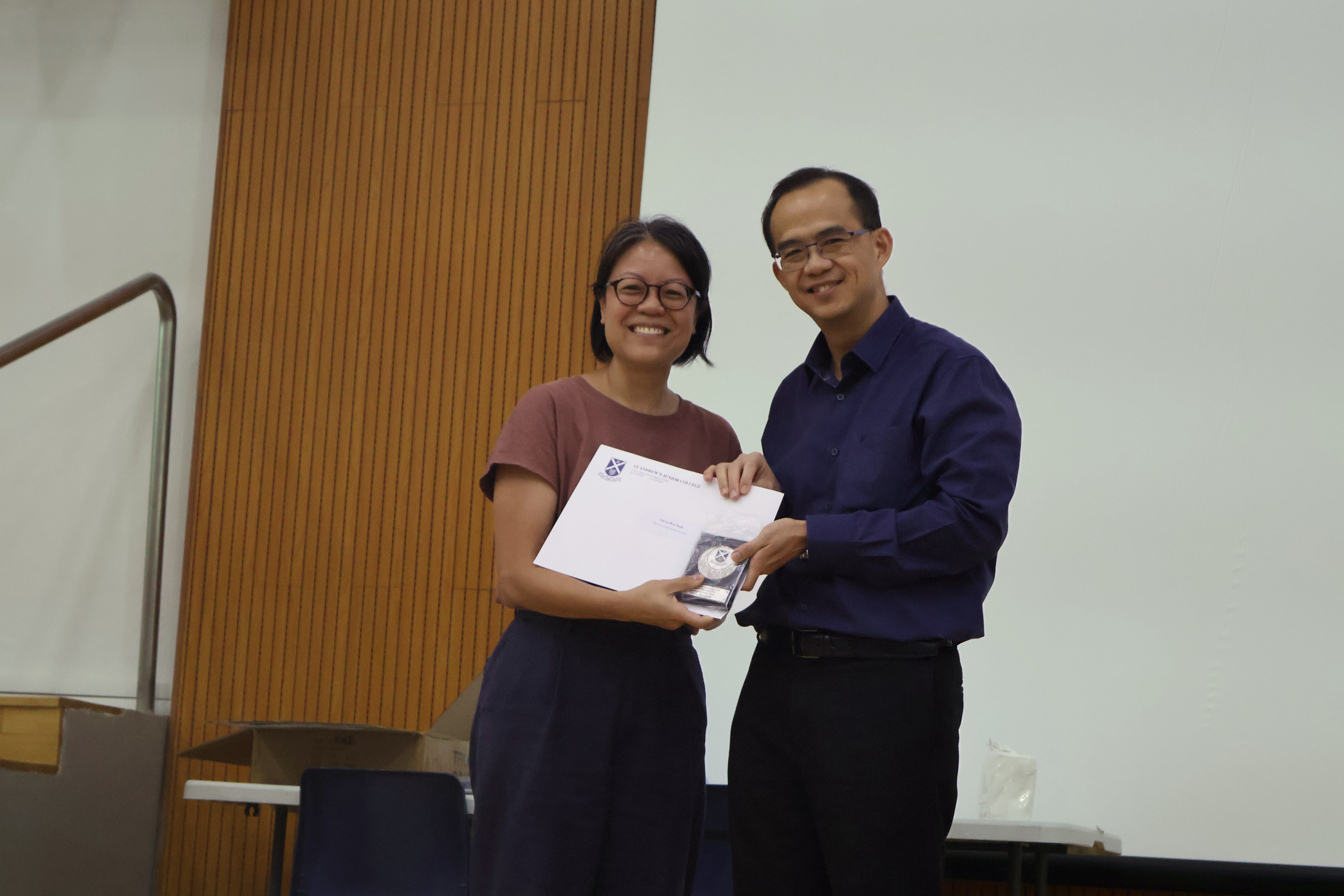 Ms Noelle Soh receiving her award from Principal of SAJC, Mr Tham Kine Thong