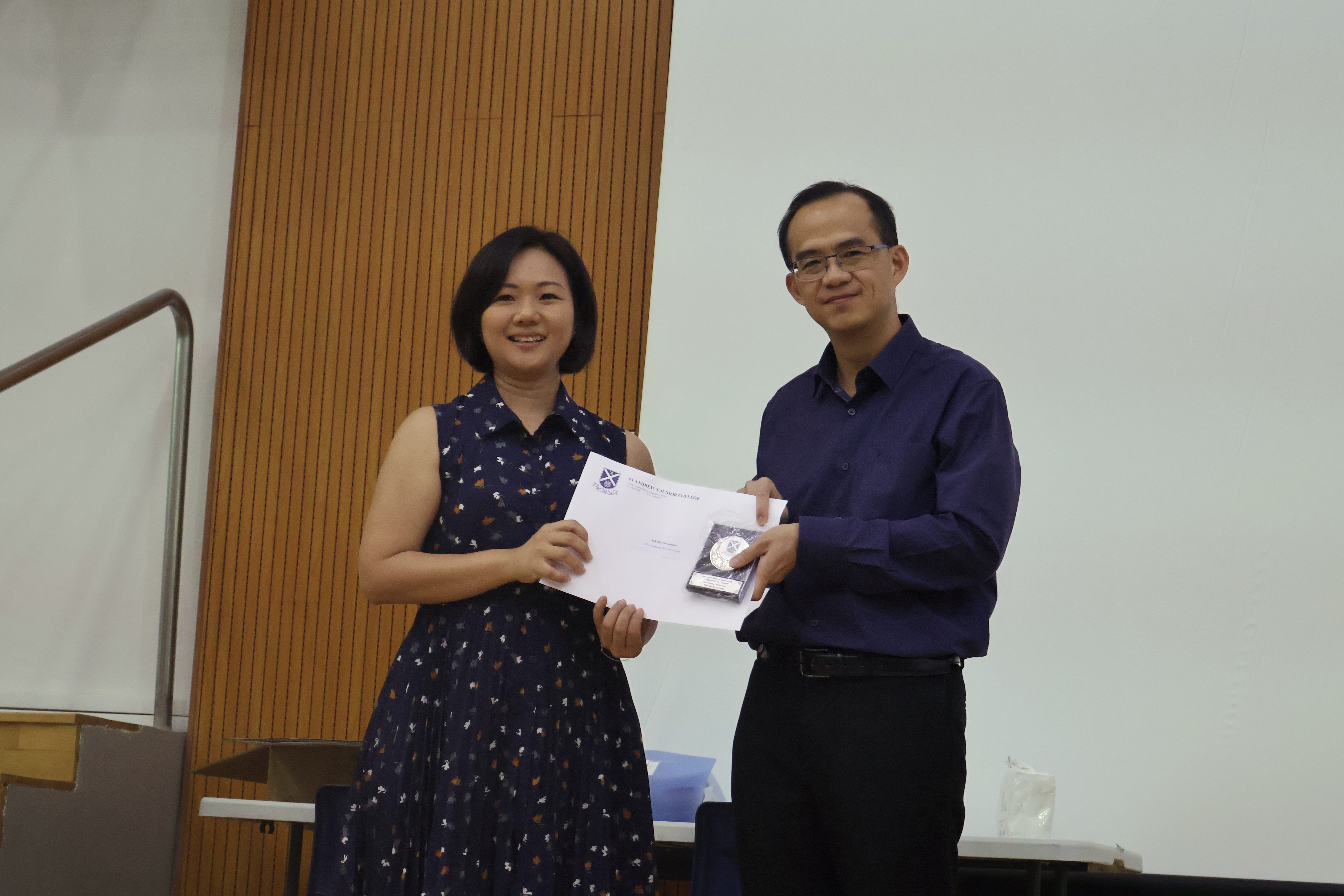 Ms Poh Shi Yun Lynette receiving her award from Principal of SAJC, Mr Tham Kine Thong