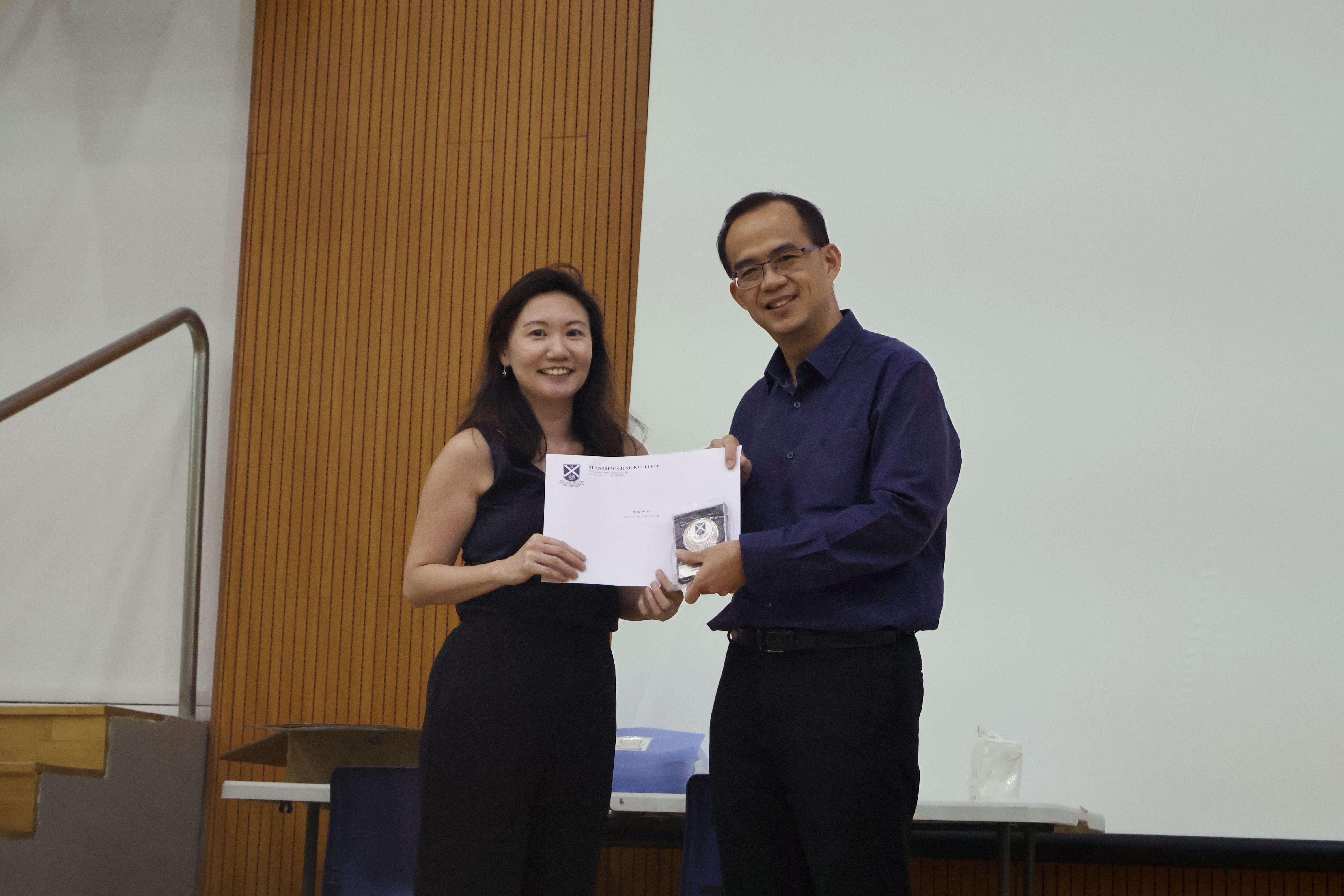 Ms Wong Sui Lee receiving her award from Principal of SAJC, Mr Tham Kine Thong