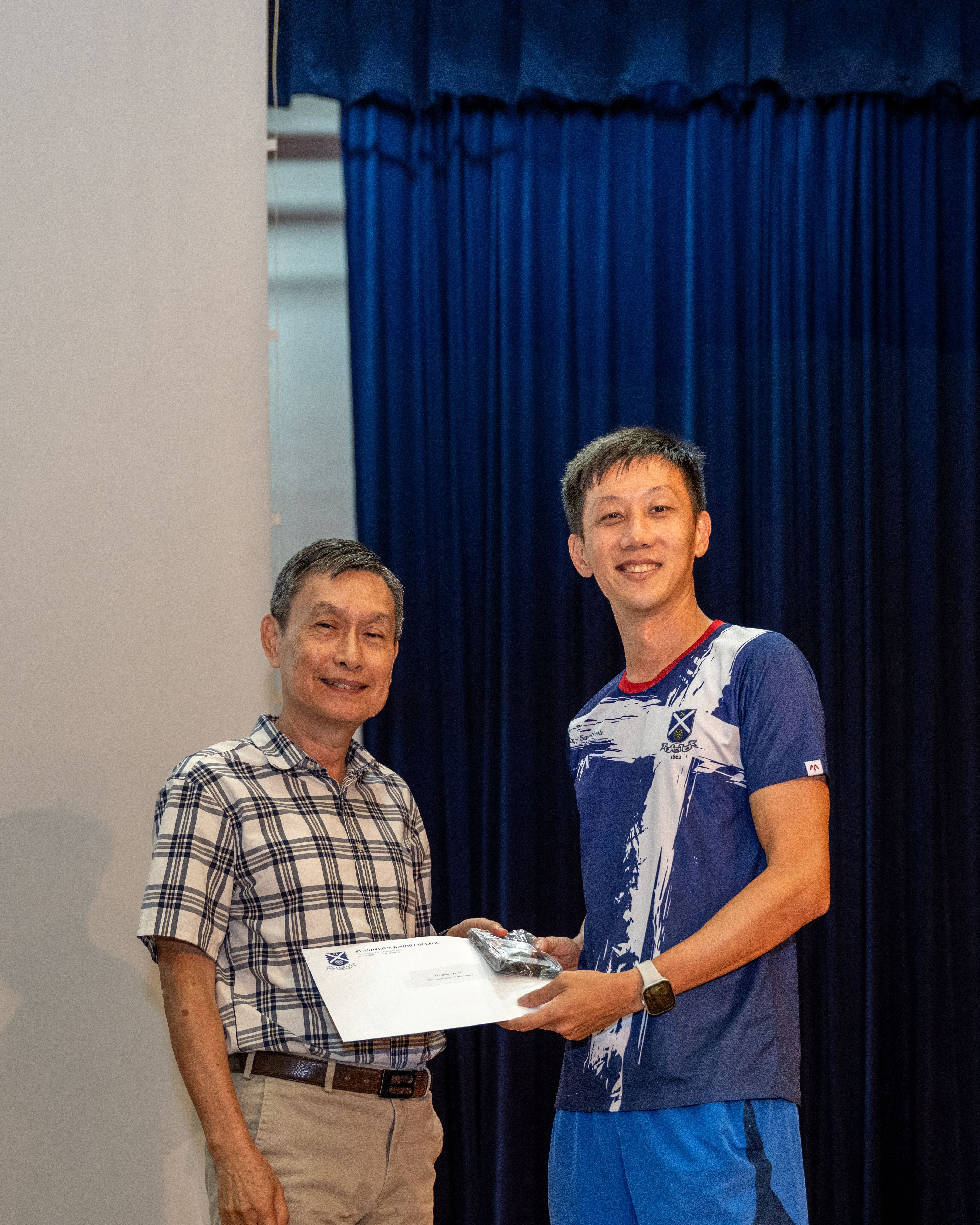 Mr Lin Jiahao Aaron receiving his award from Principal of SAJC, Mr Tham Kine Thong