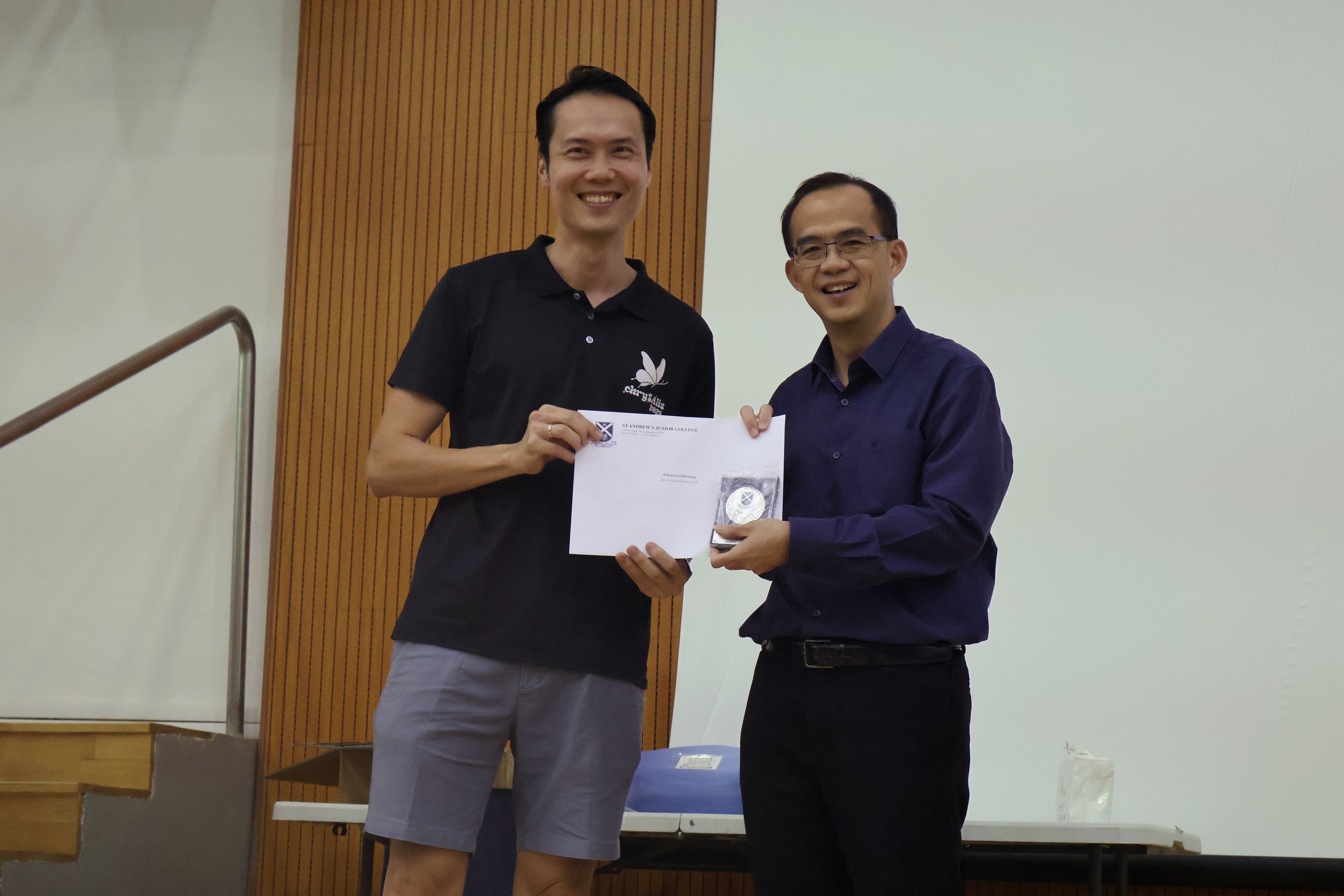 Mr William Yeo Chin Leong receiving his award from Principal of SAJC, Mr Tham Kine Thong