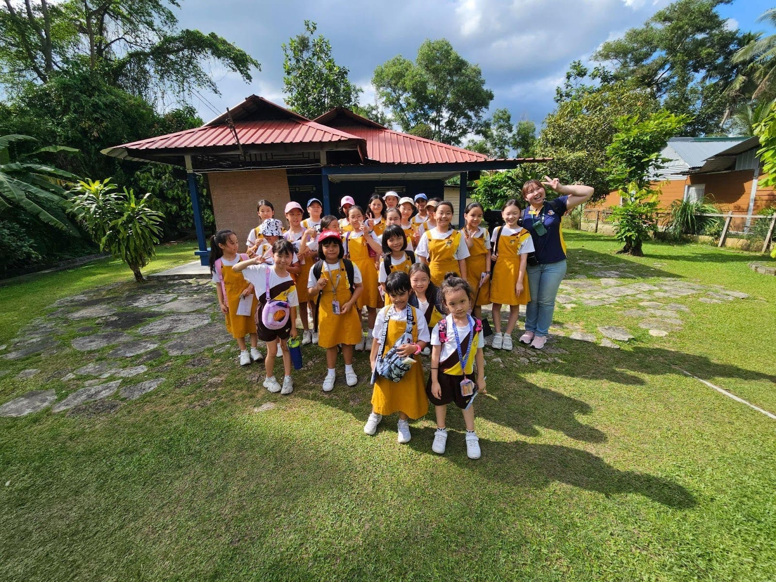 2025 International Students and P6 CCE Ambassadors fostering friendship and collaboration.