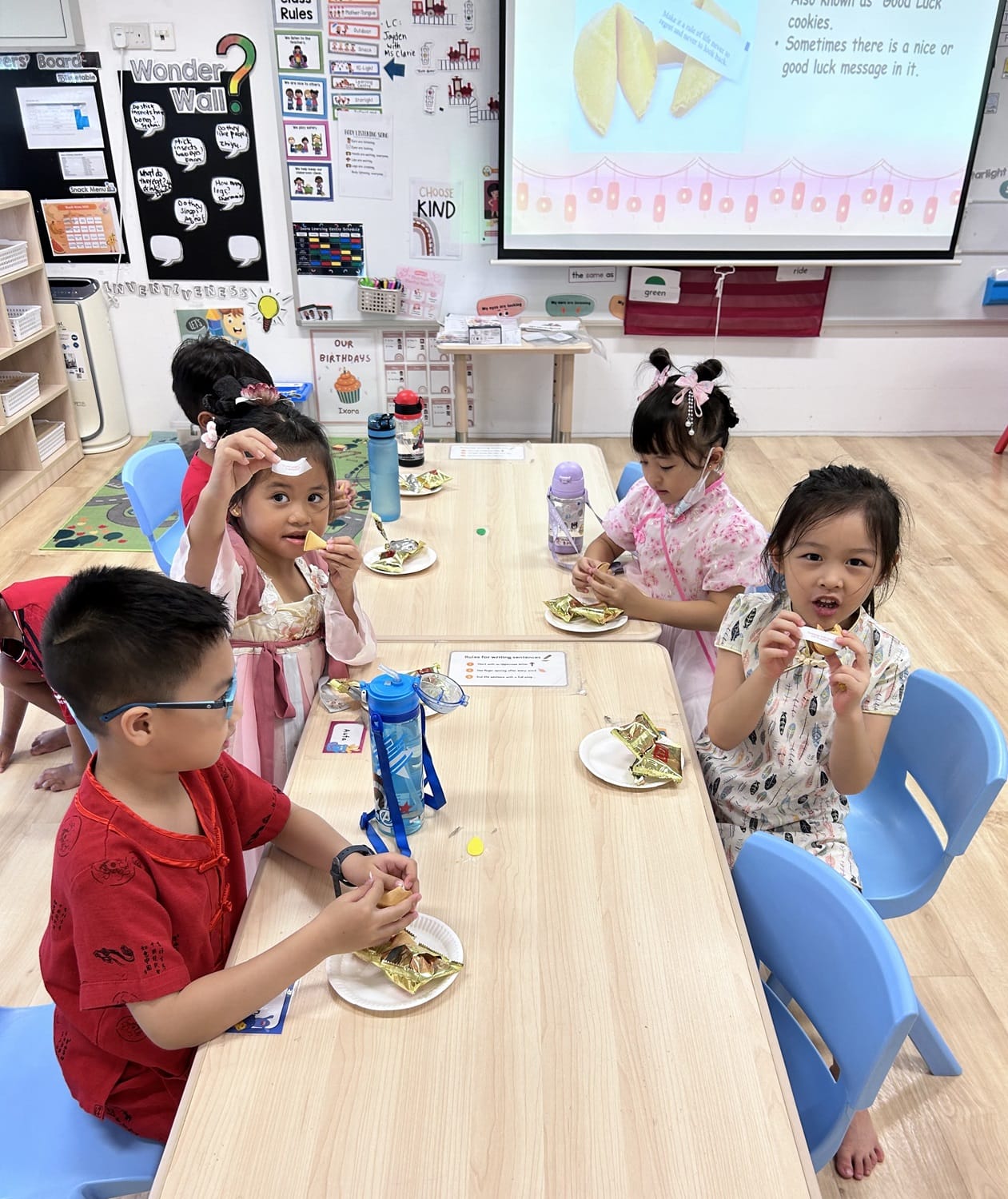 After the performance, the children enjoyed the food tasting of Yu Sheng and fortune cookies. Some even asked teachers for help to read out the well wishes found in their fortune cookies!