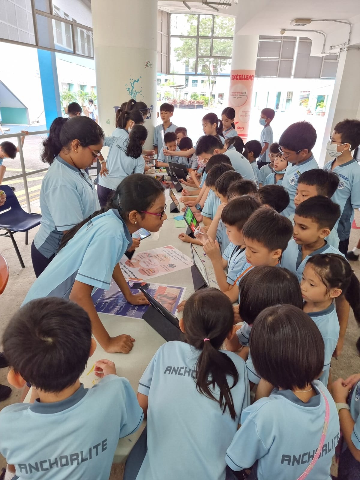 School activity on online digital awareness during recess. 