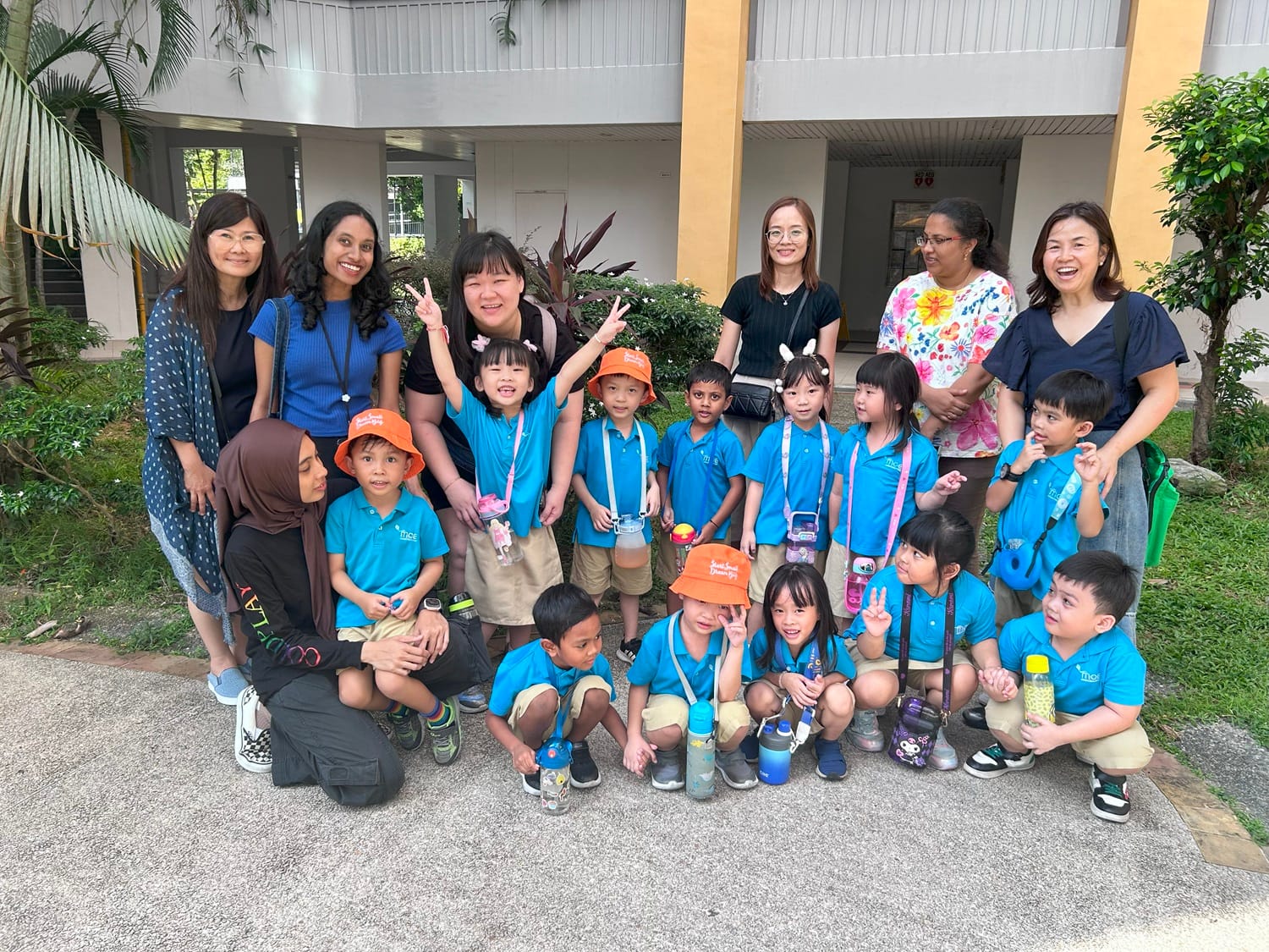 Additionally, the children learned specifically about Aedes mosquitoes, discovering that only the females transmit diseases. They observed mosquito eggs and nymphs up close and even explored whether male mosquitoes would bite by placing their hands in a controlled observation box.