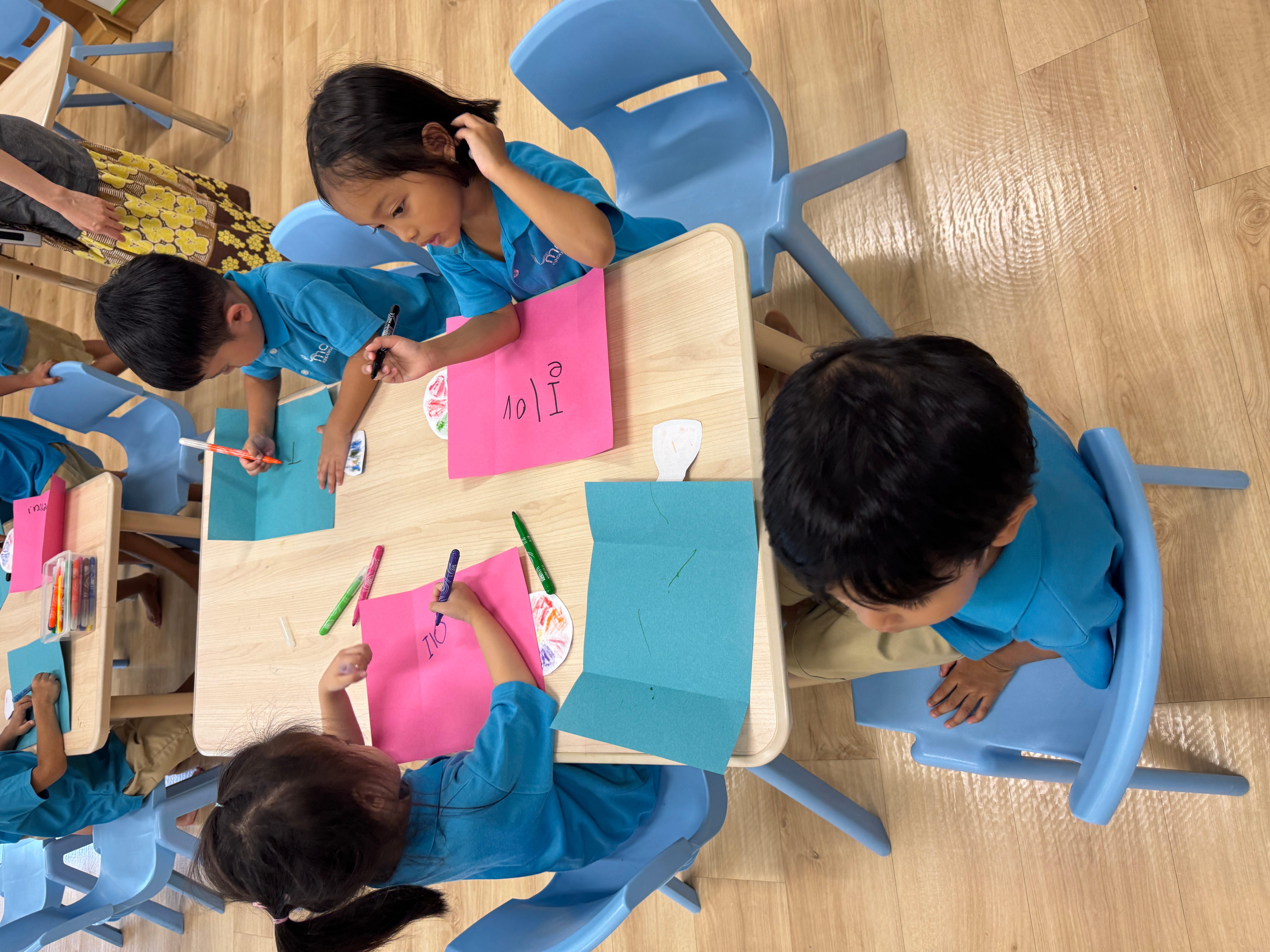 Meanwhile, the K2 students took a more hands-on approach by crafting vibrant 3D flowers as their tribute. Using their own handprints to form petals and colorful straws as stems, they created thoughtful and imaginative gifts. 