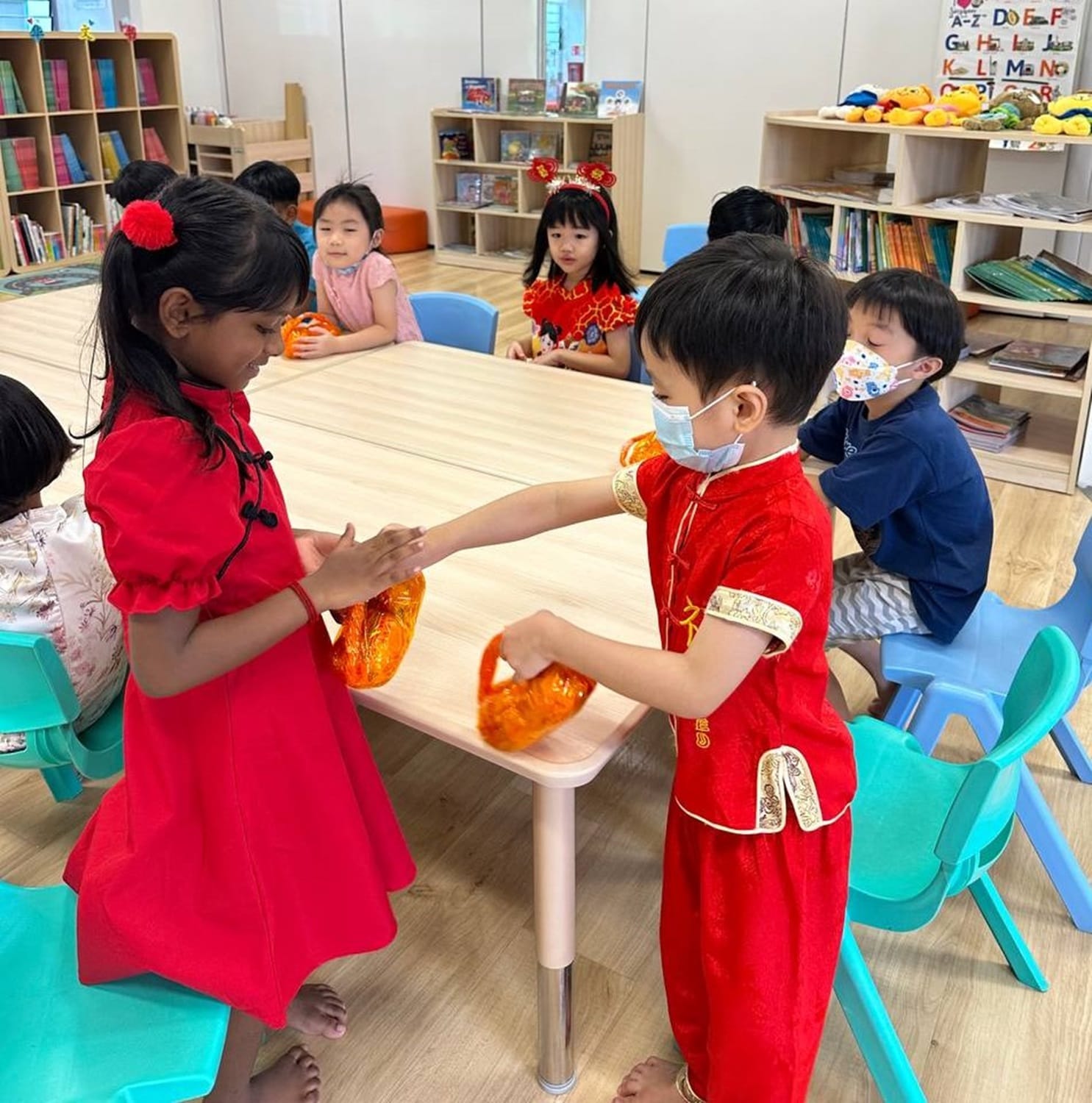 The children also got hands-on experience making their bags to hold the mandarin oranges. Together with the cards they prepared beforehand, they then exchanged them with their friends!