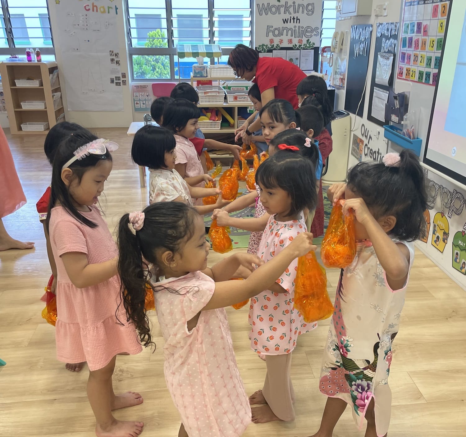 The children also got hands-on experience making their bags to hold the mandarin oranges. Together with the cards they prepared beforehand, they then exchanged them with their friends!