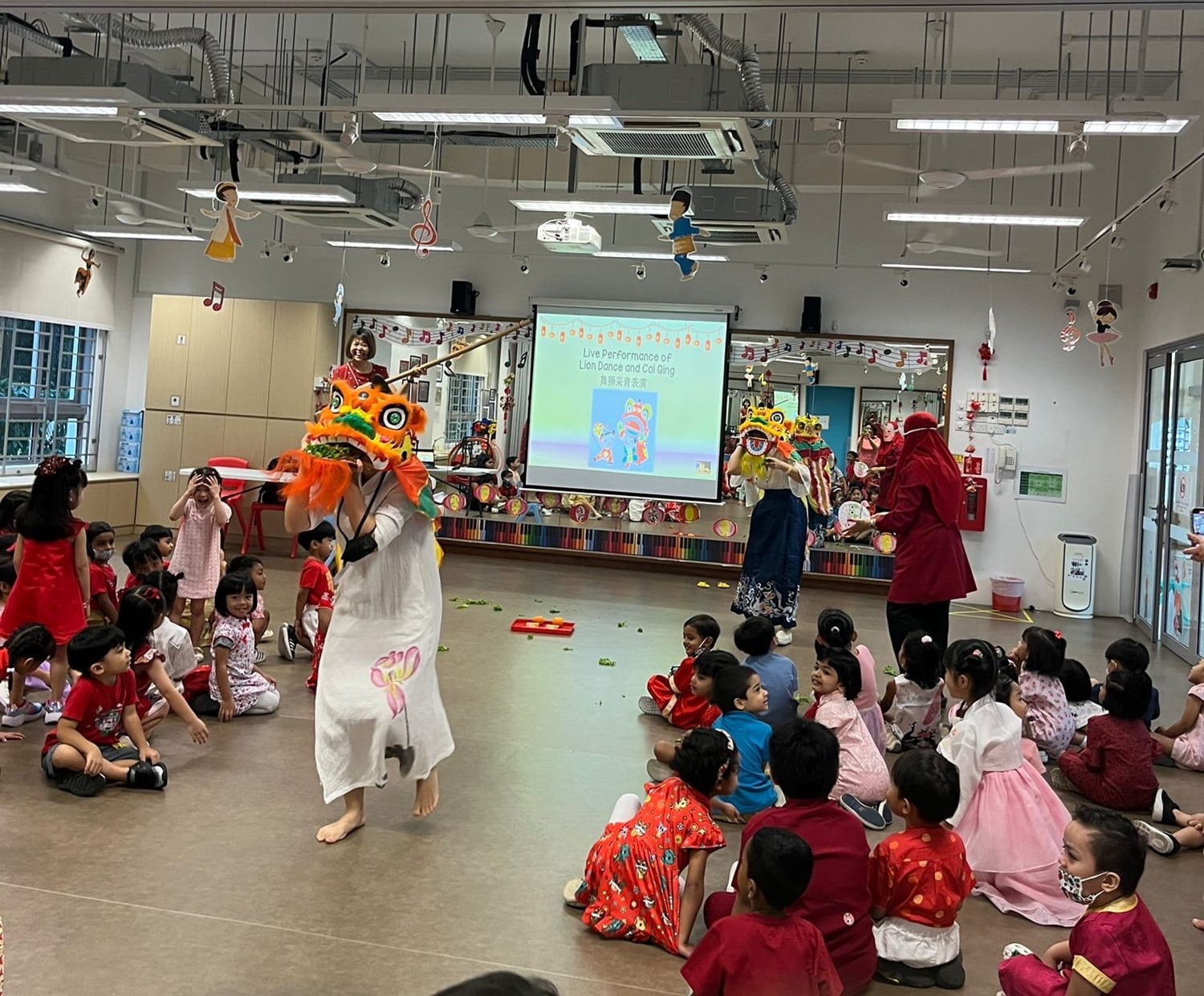The children gathered to celebrate Chinese New Year (CNY) and the theme is celebrating CNY the Singapore way. They learnt that besides the traditions of spring cleaning, putting decorations and home visiting, there is also 守岁 (Shou Sui), where children stay up as late as possible for their parents' longevity. They also had their first-hand experience of 菜青 (Cai Qing), a special performance put up by the teachers, which sent them into screams and shrieks of excitement!