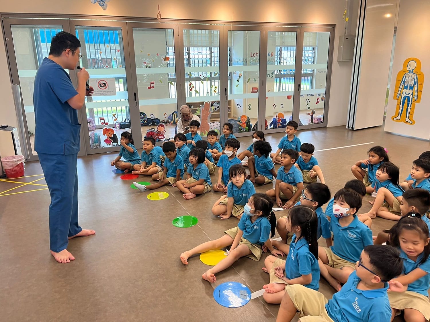 Most children have interactions with their family doctors only when they fall sick. This time, the K2 children had their first-hand experience to interview a doctor, Dr Colin Low (Pancare Medical Clinc Hougang) face-to-face to find out how the different organs in their bodies function. They were excited, with some posing more than one question for the doctor.