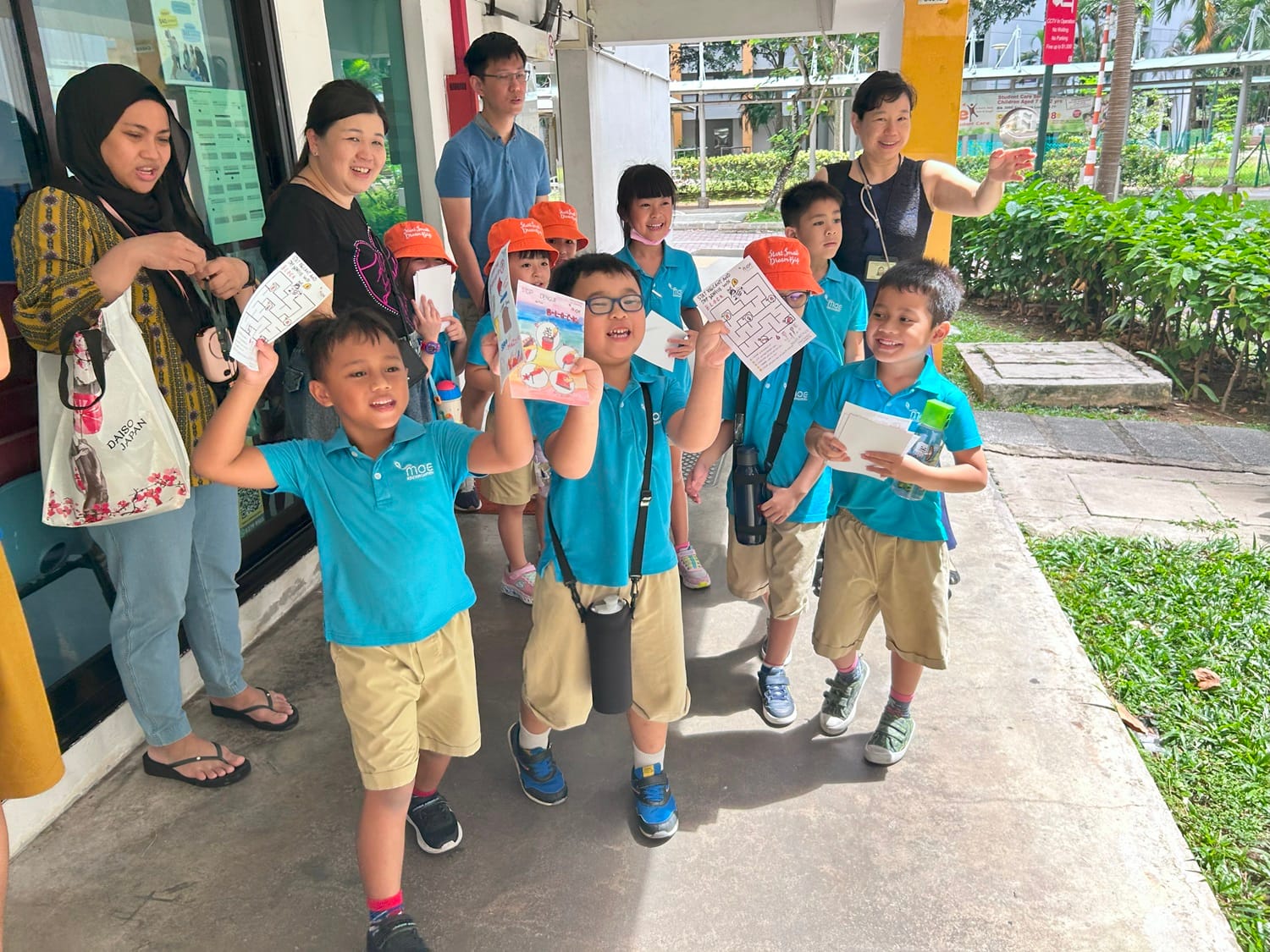 Additionally, the children learned specifically about Aedes mosquitoes, discovering that only the females transmit diseases. They observed mosquito eggs and nymphs up close and even explored whether male mosquitoes would bite by placing their hands in a controlled observation box.