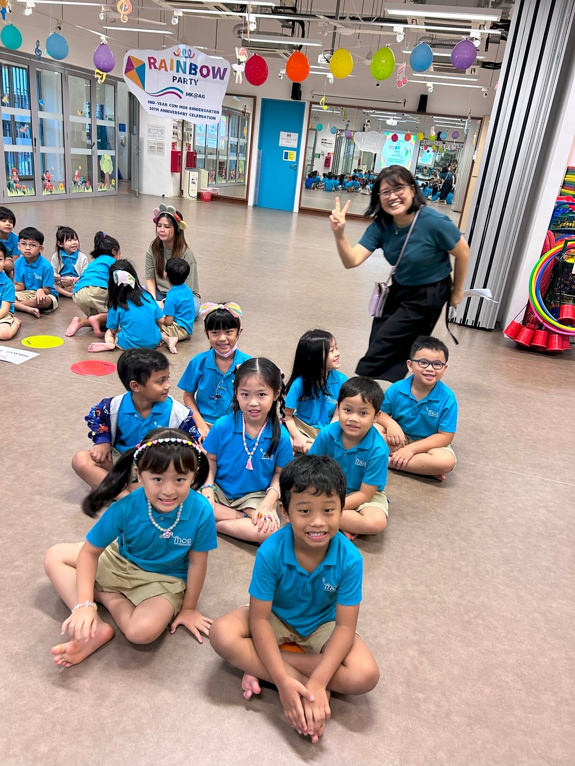 To celebrate their mid-year achievements and foster creativity, friendship, and teamwork, the children enjoyed a Rainbow Party theme with their teachers and friends. They wore brightly coloured accessories to add to the celebratory fun.