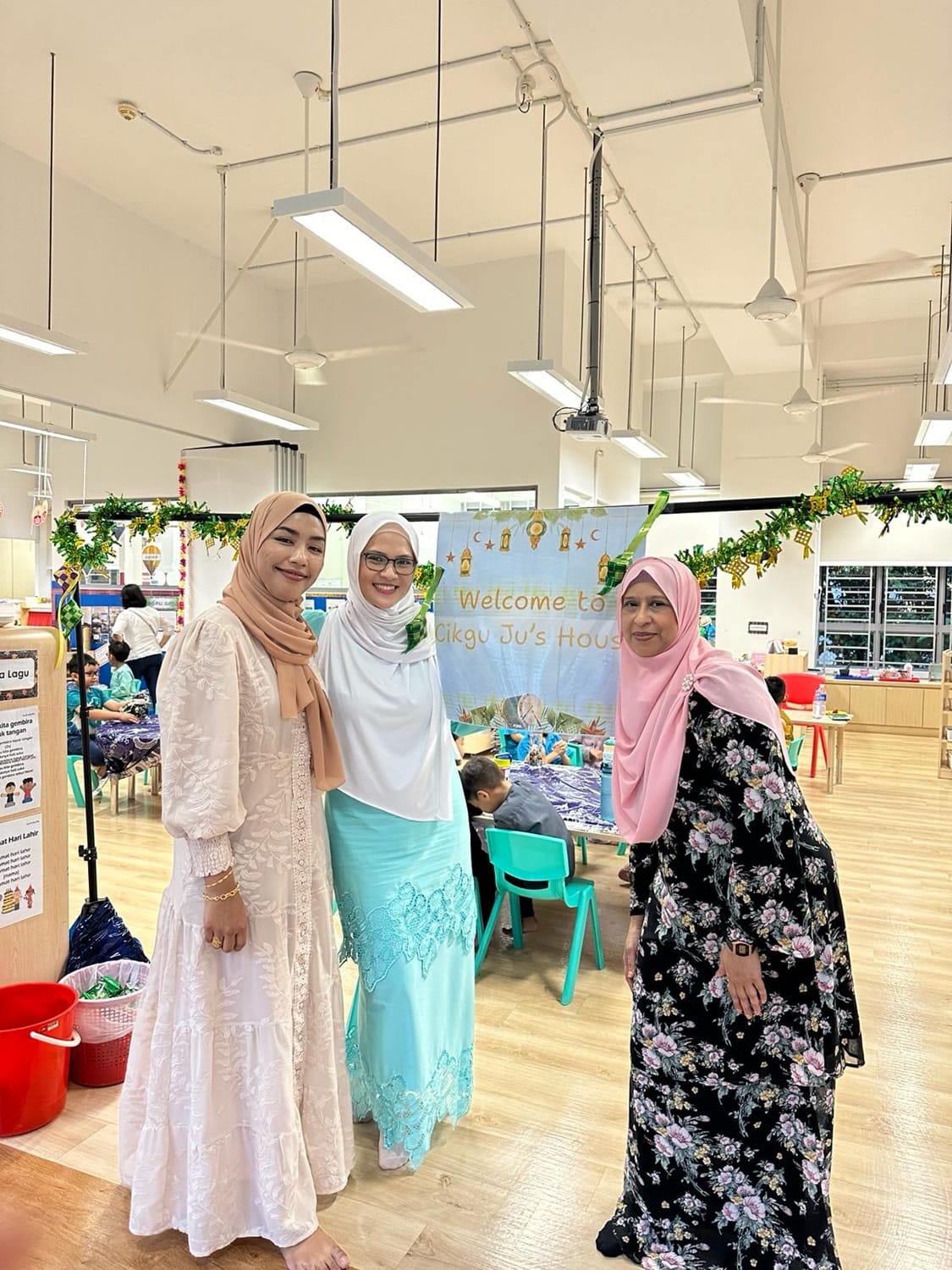 The children were invited to make a visit at Cikgu Ju’s “house”, where they received a warm welcome. They practised giving a salam with her and had a wonderful time enjoying Hari Raya treats and delightful company.