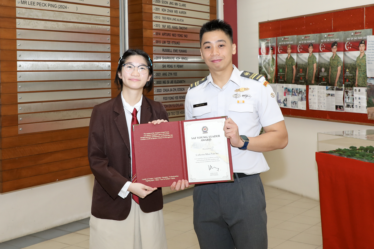 Catherine Khoo receiving her award certificate from ME5 Lee Dao Ming.