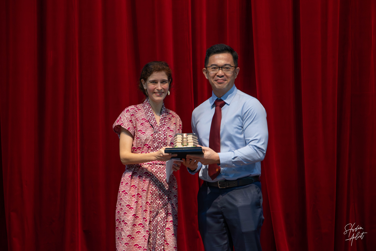 DP Mr Ng Say Tiong presenting token to Ms Claire Soon