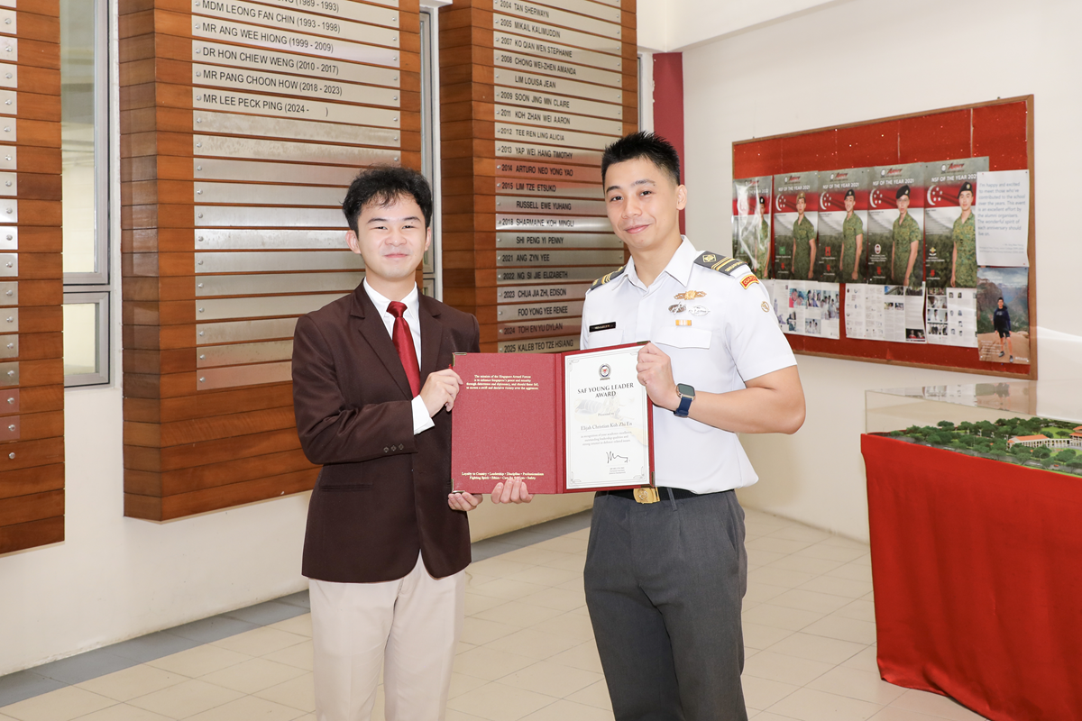Elijah Christian Koh receiving his award certificate from ME5 Lee Dao Ming.