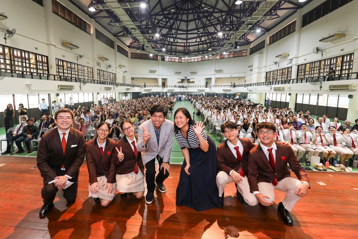 Group photo with Principal Mr Lee and GOH Ms Xu Yinghui