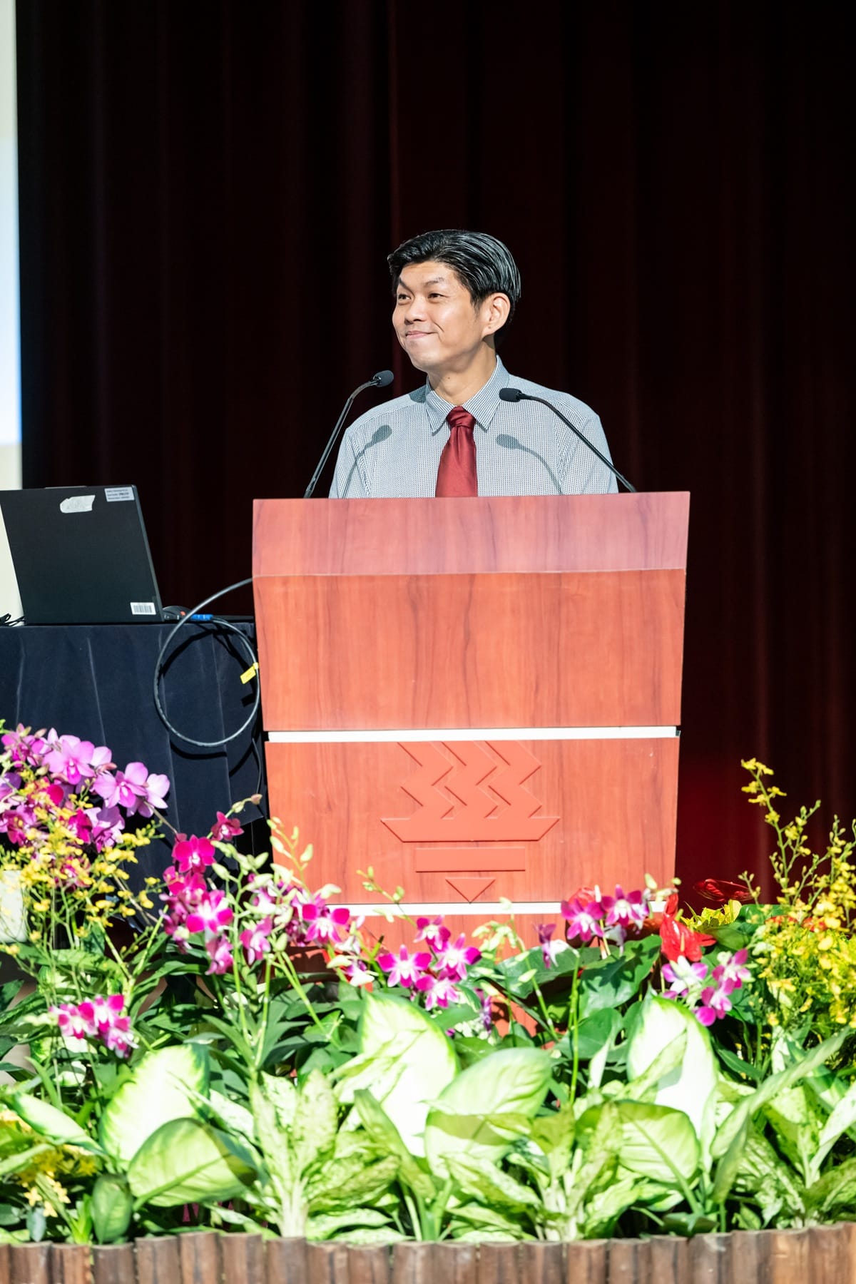 Hwa Chong Institution Principal Mr Lee Peck Ping speaking at the podium during Awards Presentation Day 2026.