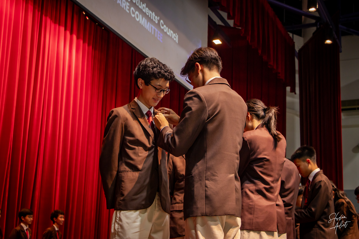 53rd Students’ Council students receiving badge.