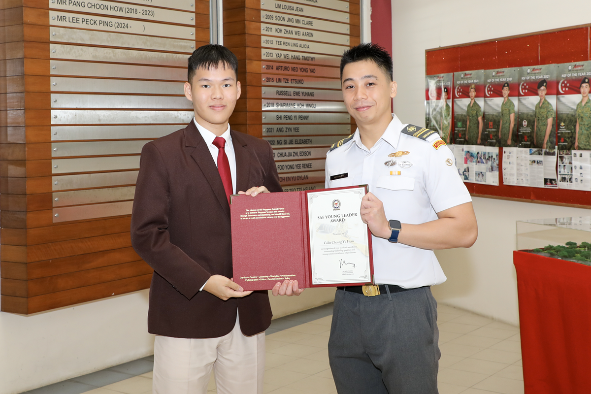 Colin Cheung receiving his award certificate from ME5 Lee Dao Ming.