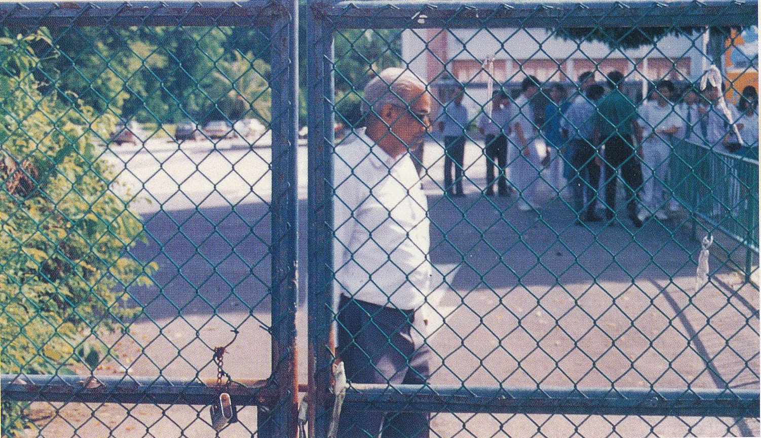 Principal Natarajan locked the gate of the Dunearn Road Campus to bid farewell in a melancholy atmosphere (1993).