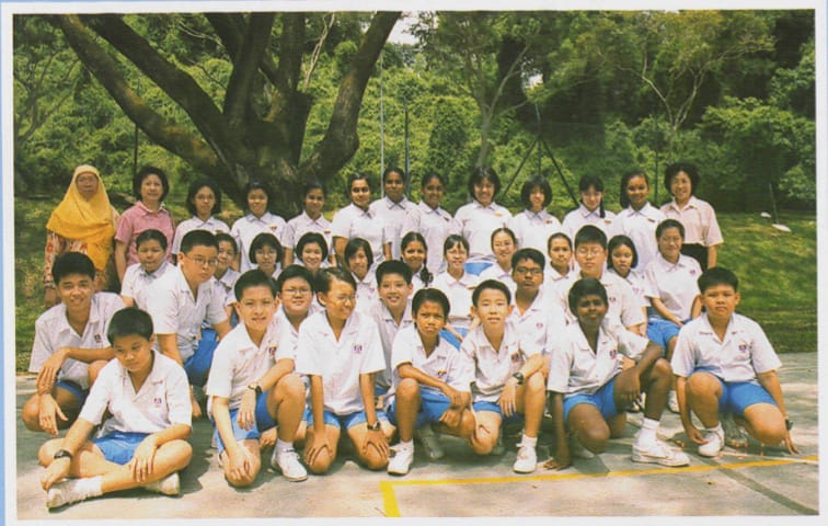 Primary 6A class of Alexandra Hill Primary School (2001).
