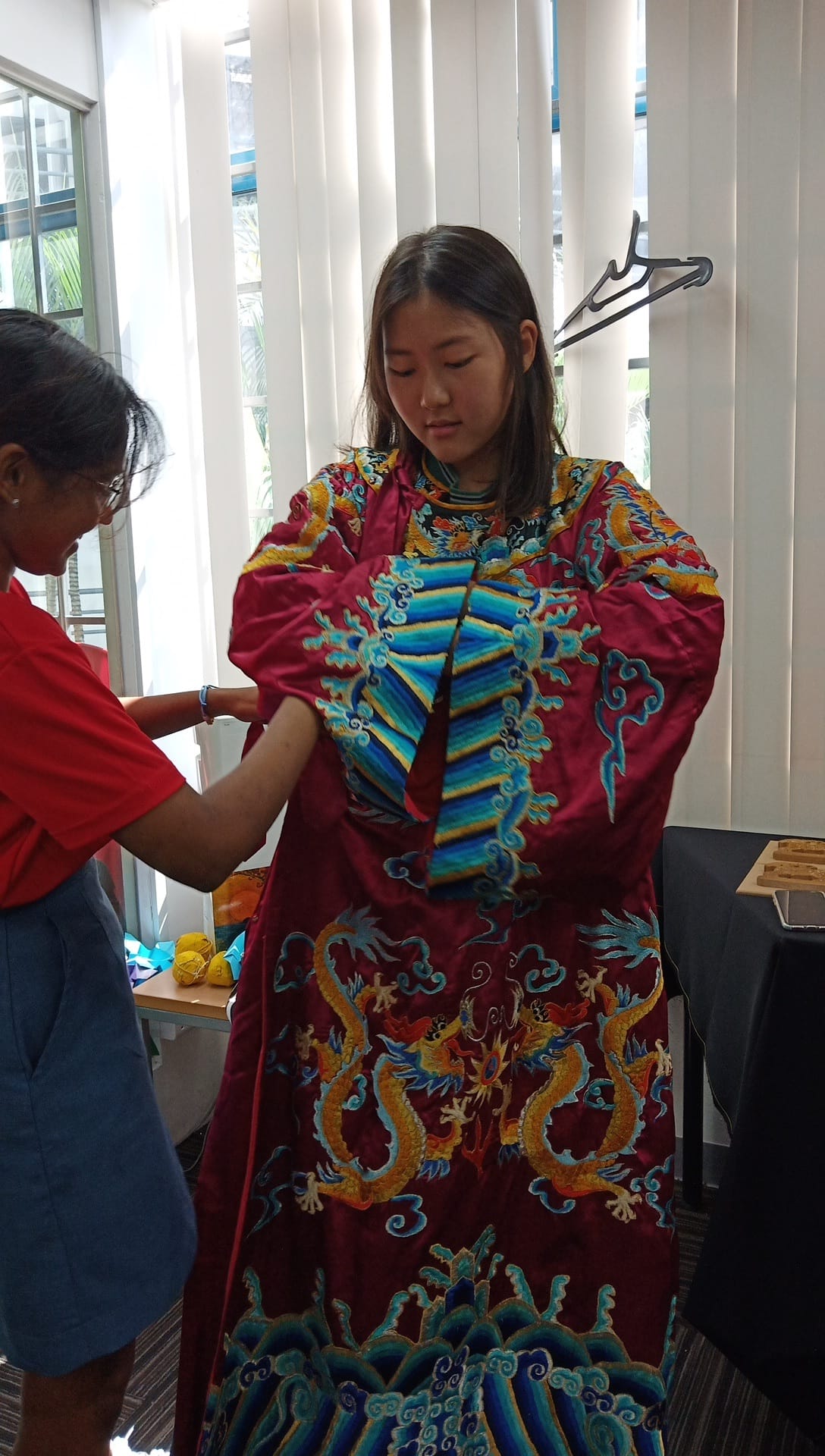 The maiden Humanities Week saw the Humanities Council collaborating with the Asian Civilisations Museum to bring Singapore Bicentennial to life through ‘Museum-On-Wheels’. Through this, students came away with a greater appreciation for local cultures.