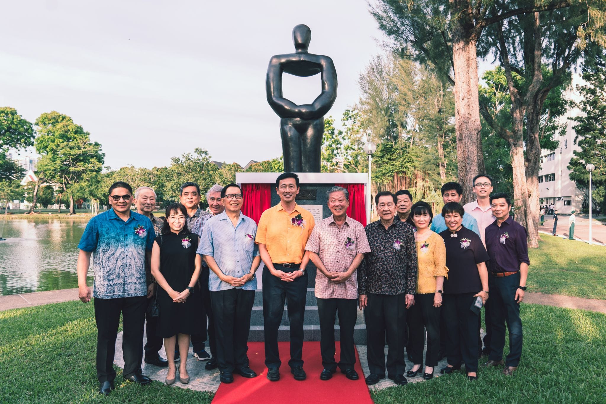 Minister Ong Ye Kung and guests at the installation ceremony of the brass replica of 中正人 in 2019.