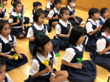 P1 pupils discovering the use of coloured handbells