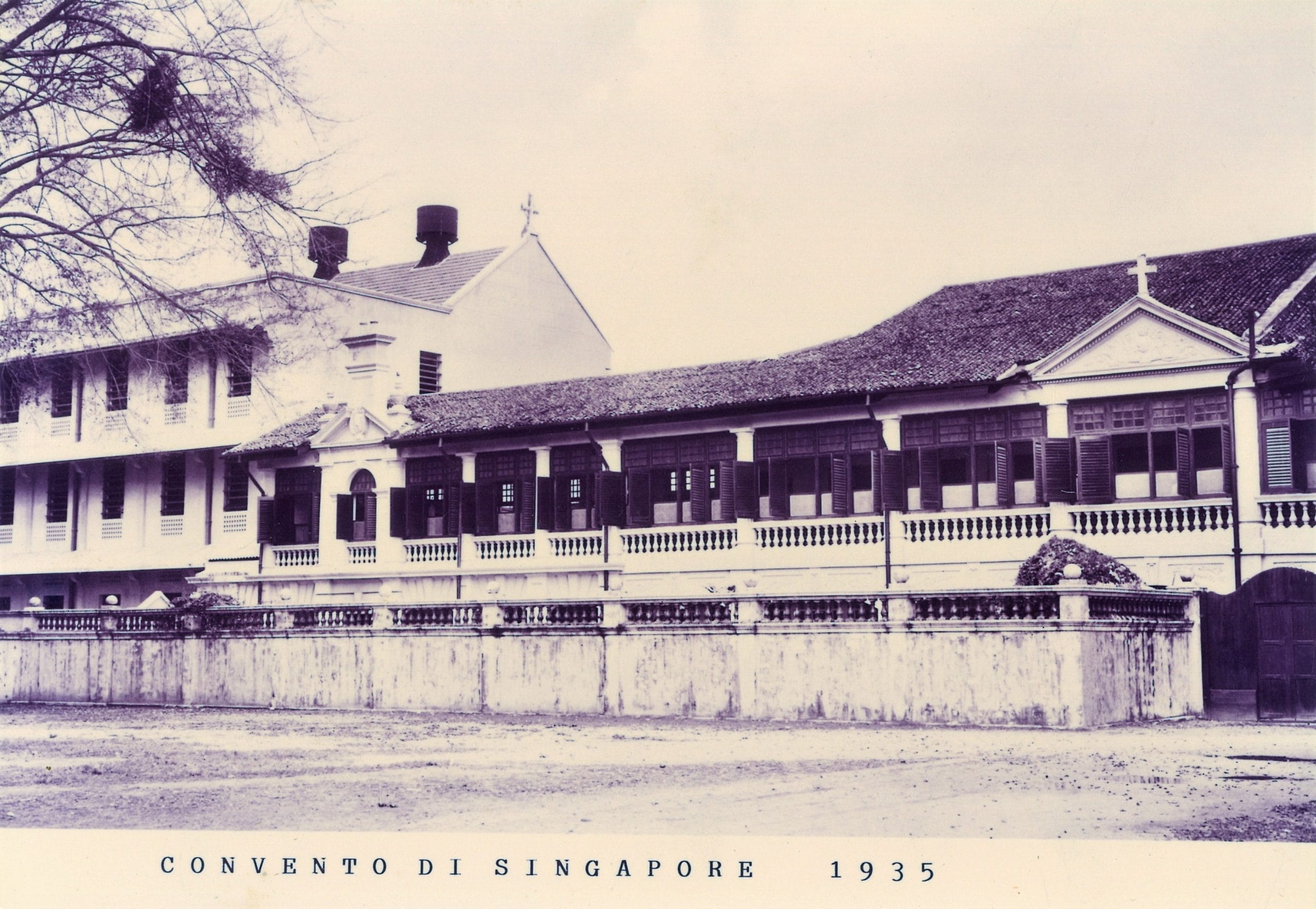 Black-and-white 1935 photo of Convento di Singapore, a large colonial building with crosses on the roof.