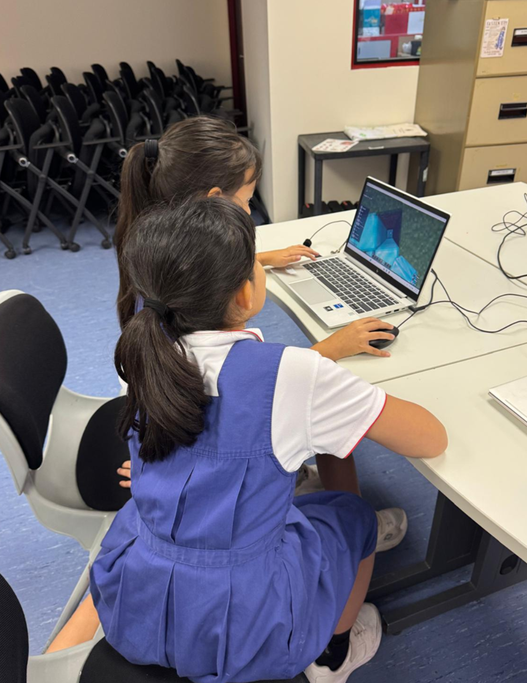 Innovation club students in cyberlab