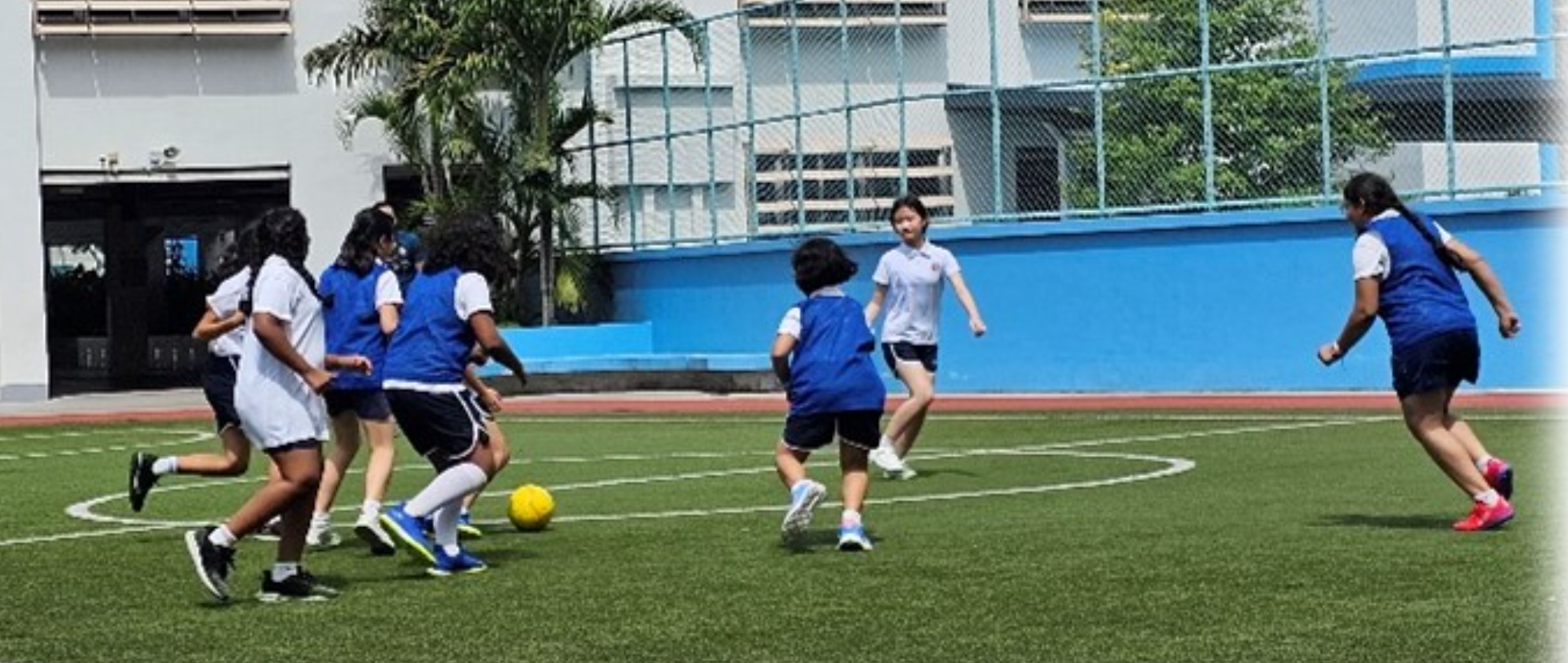 IJ girls training hard on the pitch
