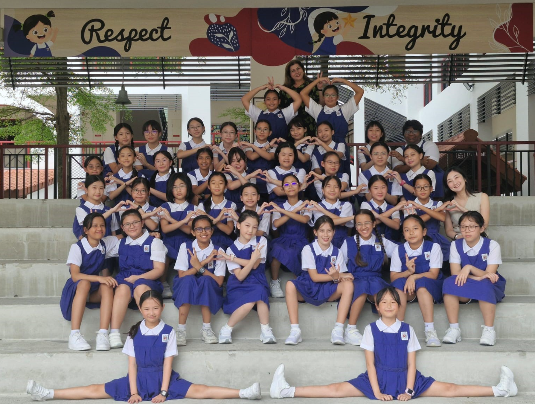 P6 students taking class photo with teachers