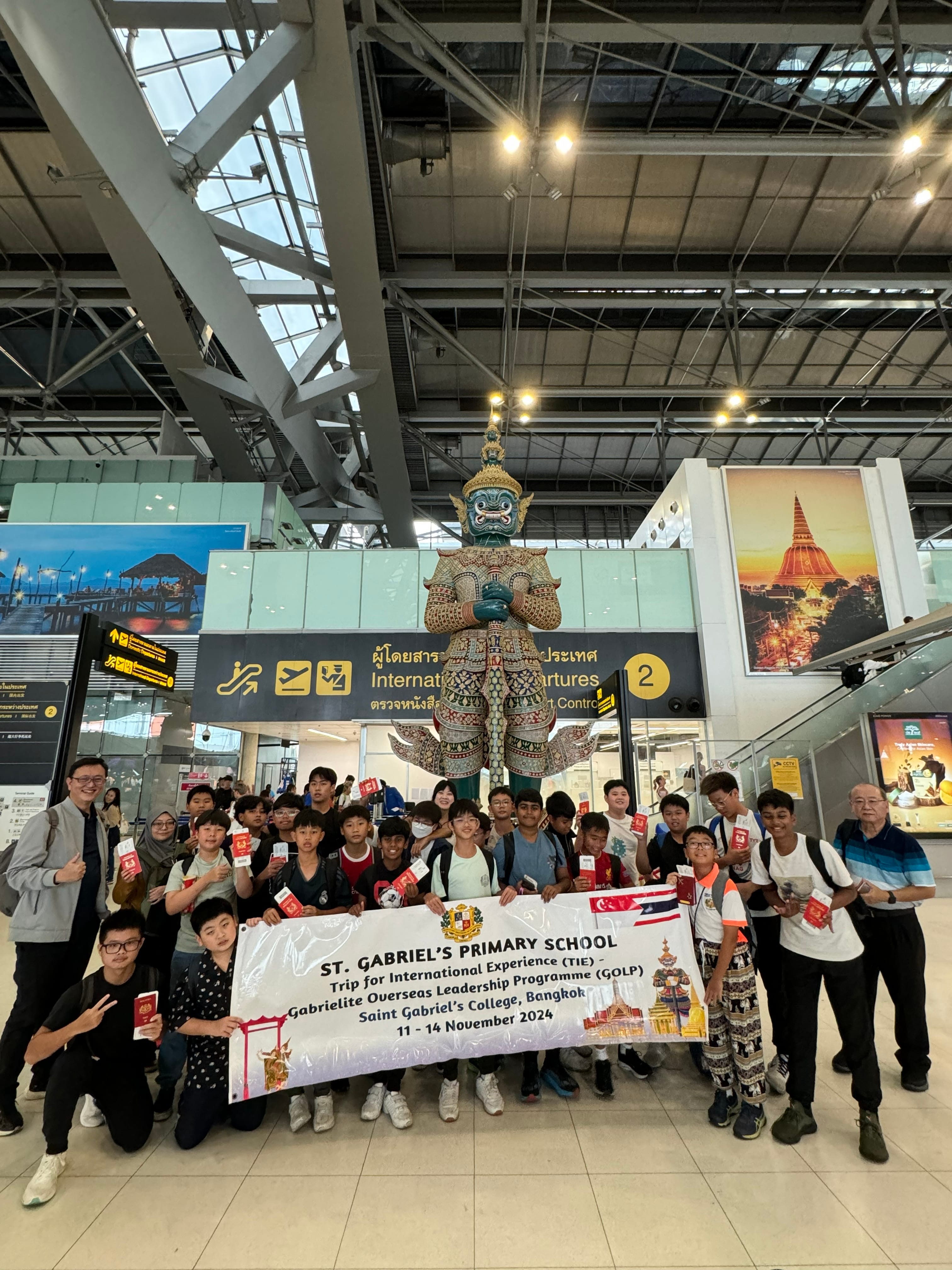 Group photo of students and teachers at the Thai airport