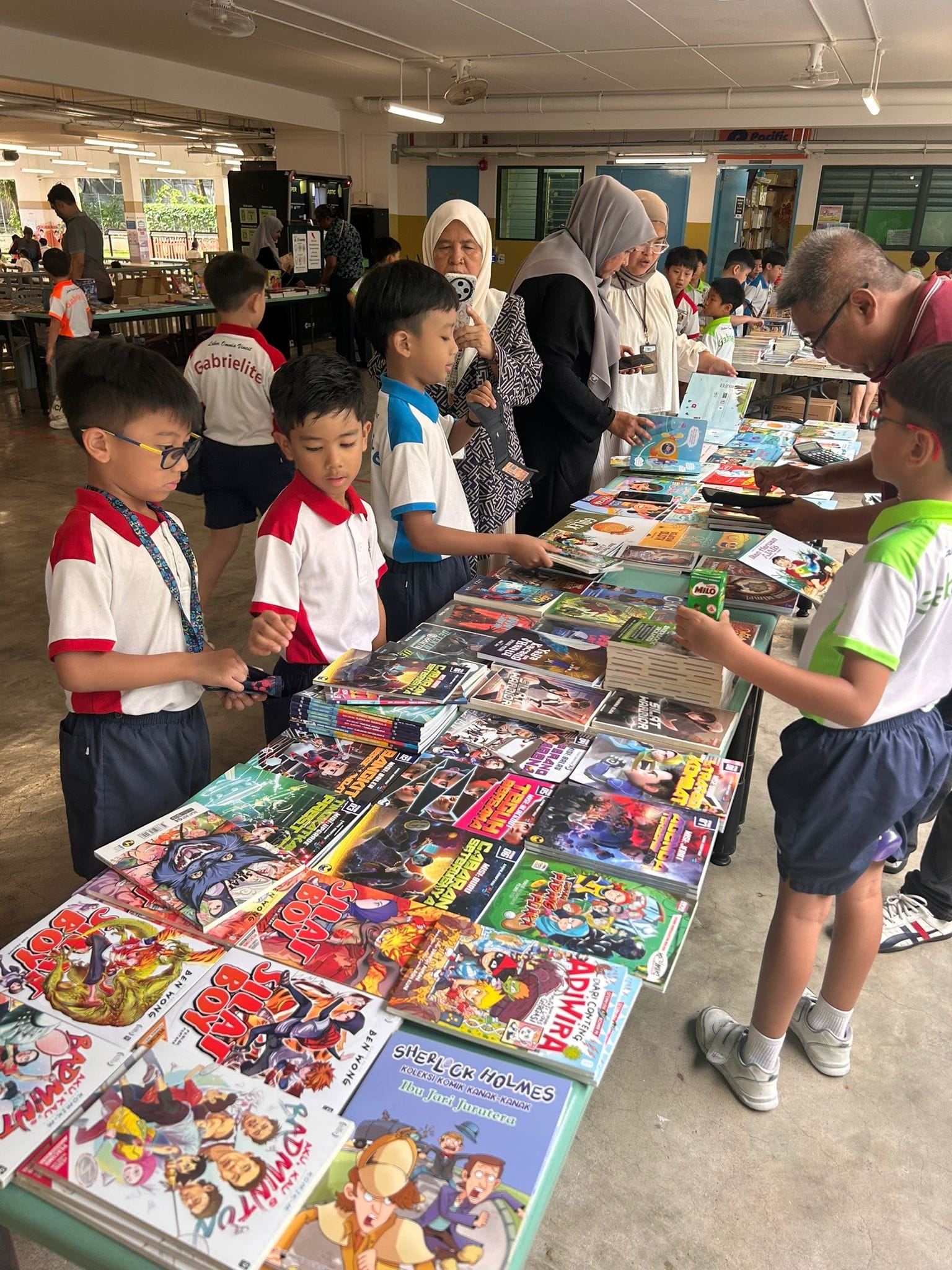 Students and teachers visiting the malay books booth