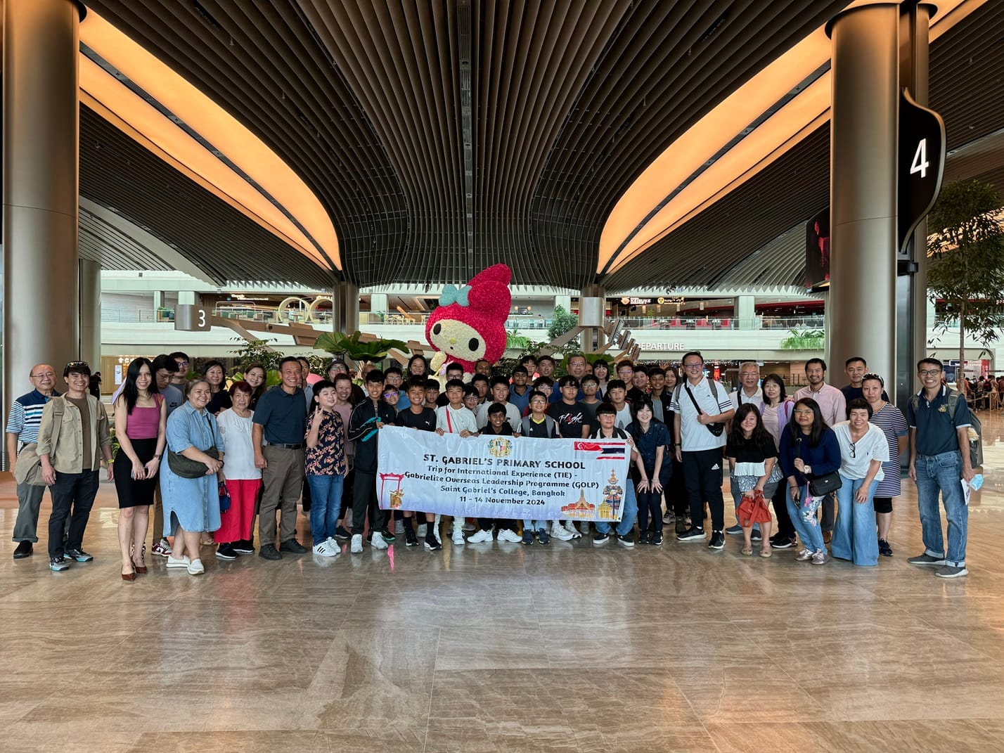 Group photo of students, teachers and staff at the Singapore airport