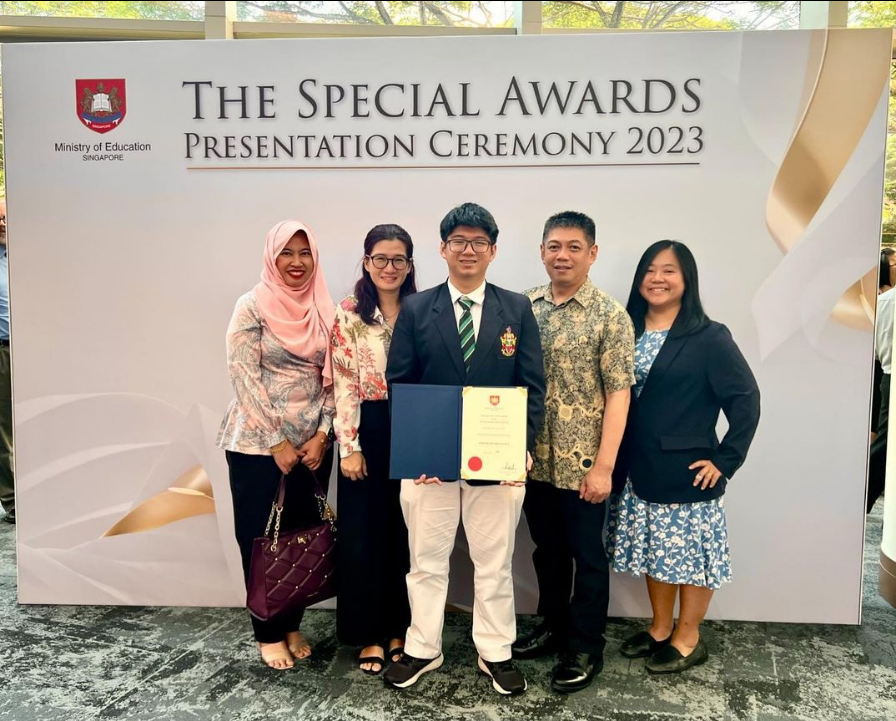 Anselmo Klement Chua receiving his Lee Kuan Yew Award for Mathematics and Science award in 2023