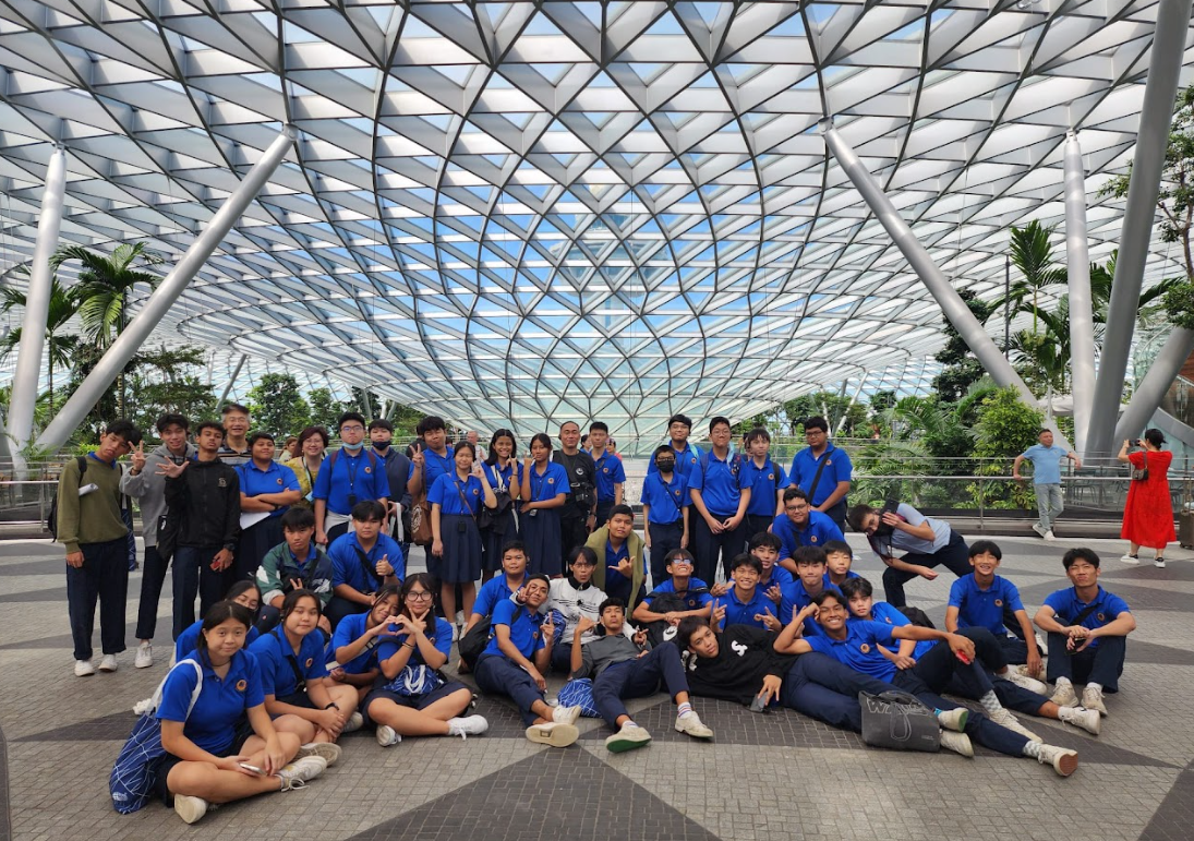 NV students posing at the Jewel