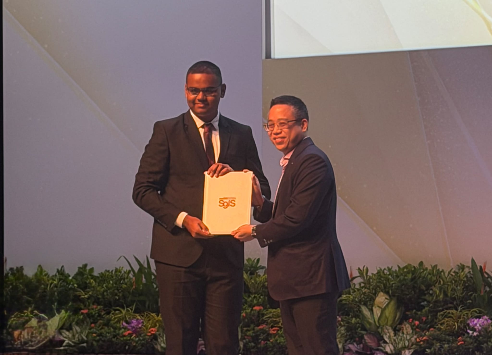 Scholar receives award 2